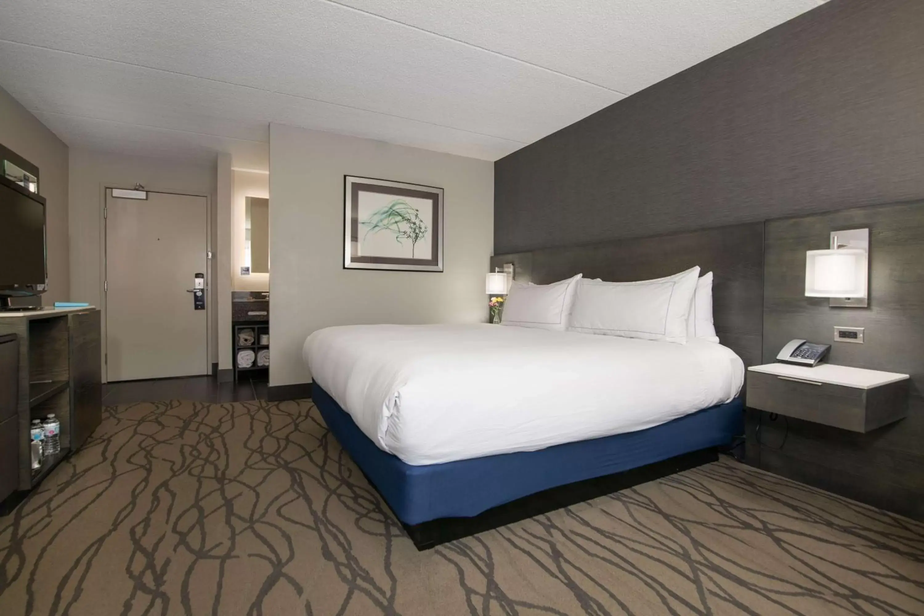 Bed in DoubleTree by Hilton Racine Harbourwalk