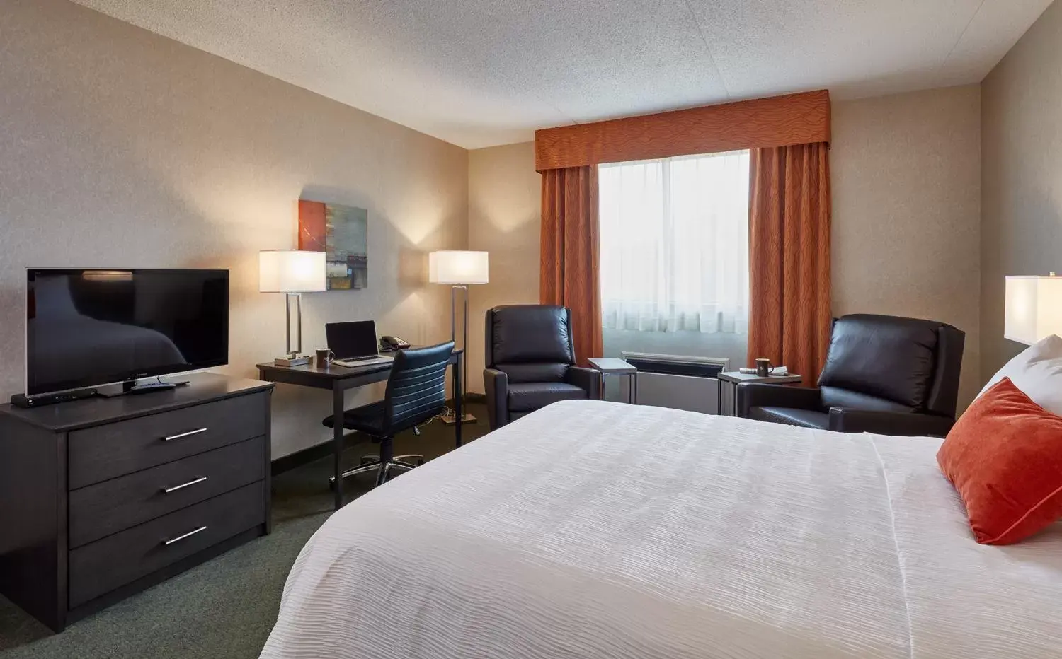 Bedroom, TV/Entertainment Center in Travelway Inn Sudbury