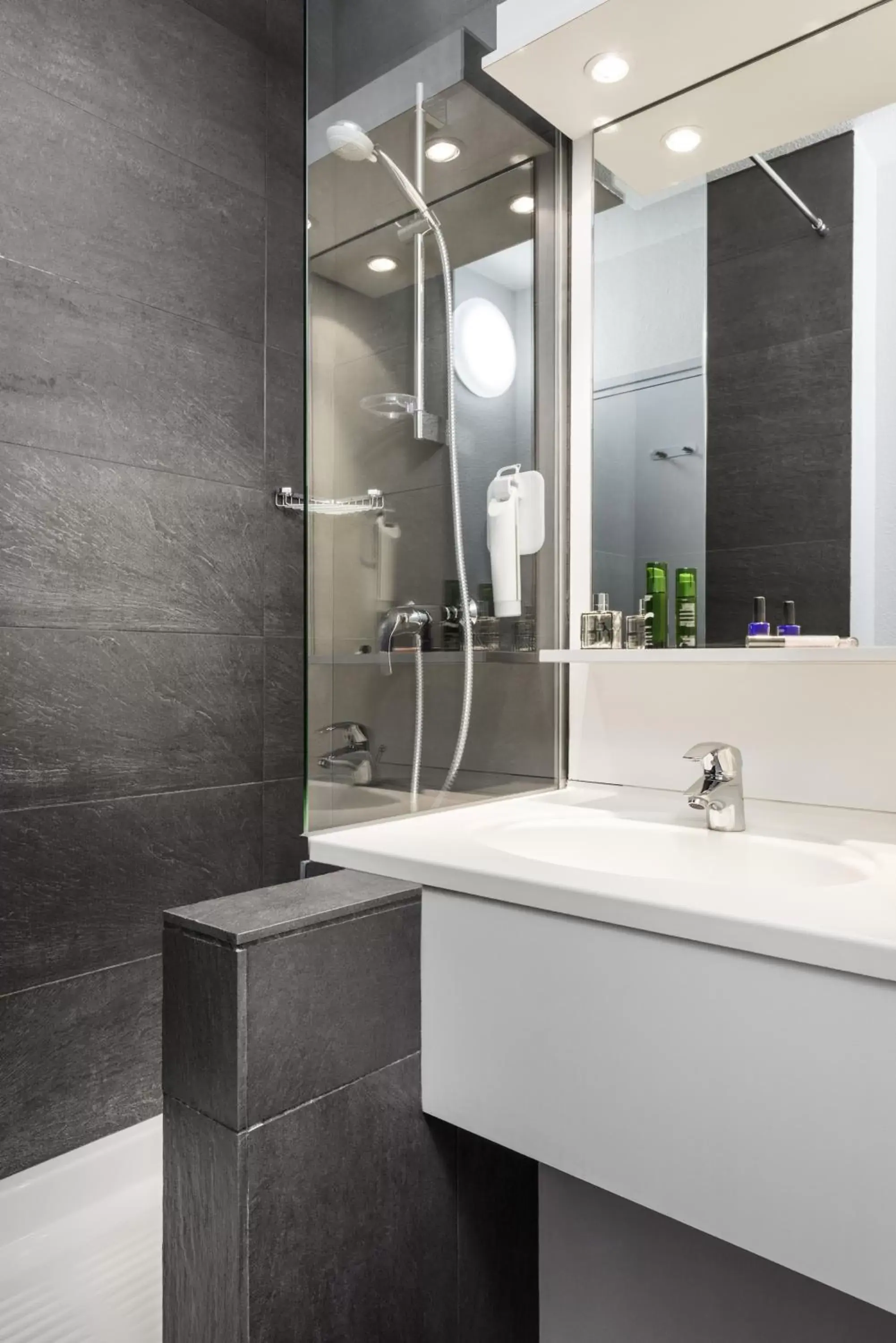 Shower, Bathroom in ibis Styles Meaux Centre