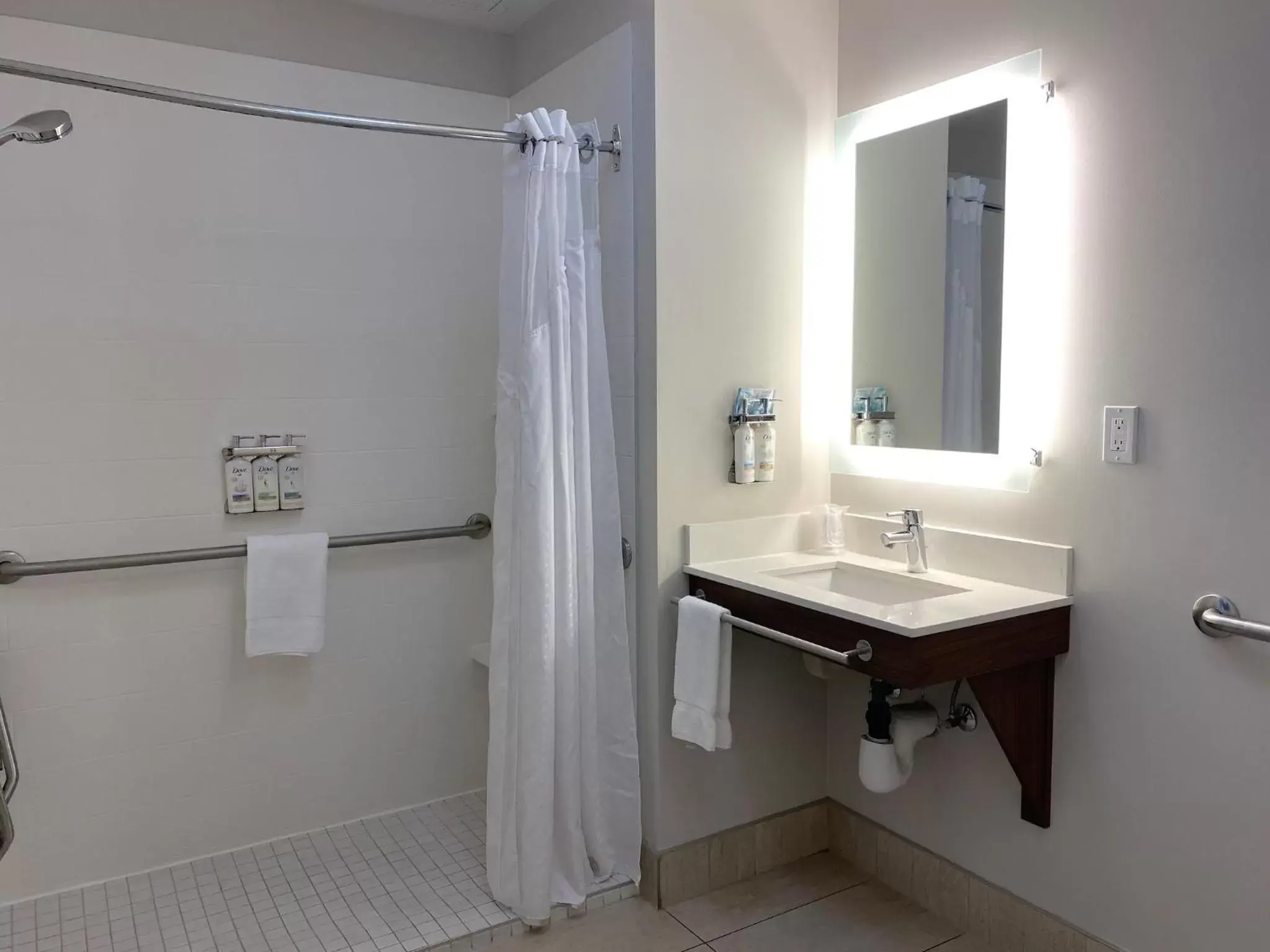 Photo of the whole room, Bathroom in Holiday Inn Express & Suites - Courtenay - Comox, an IHG Hotel