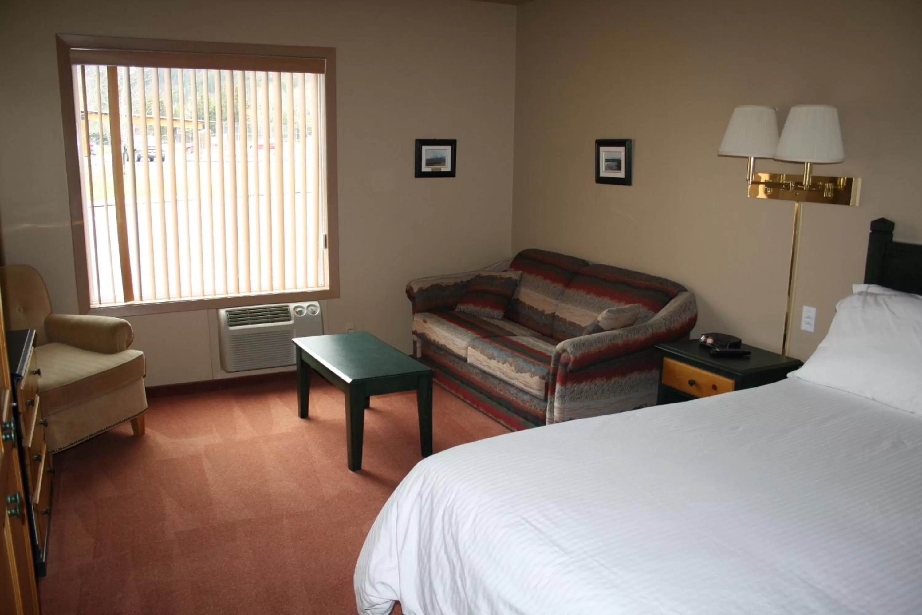 Bed in Waterton Lakes Lodge Resort