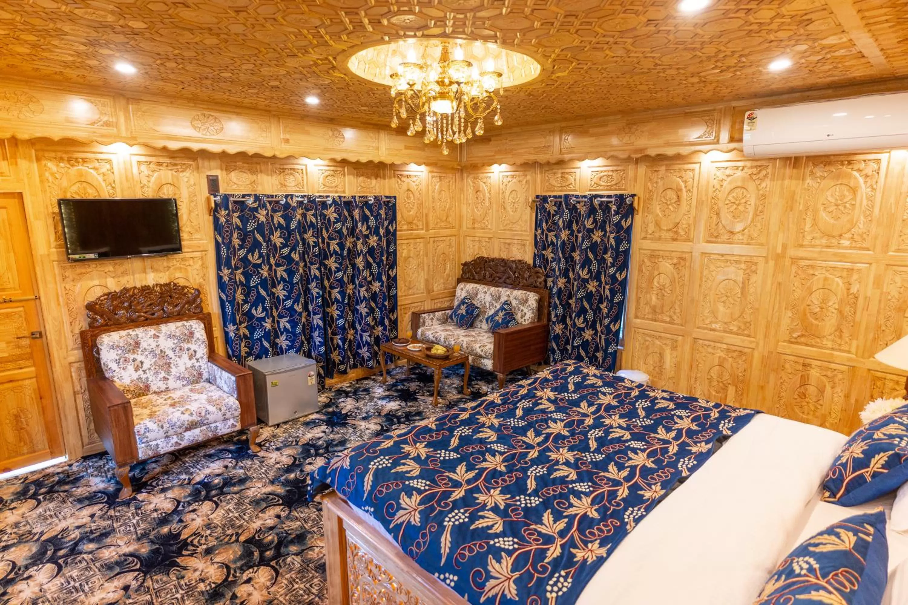 TV and multimedia, Bed in Wangnoo Heritage Houseboats