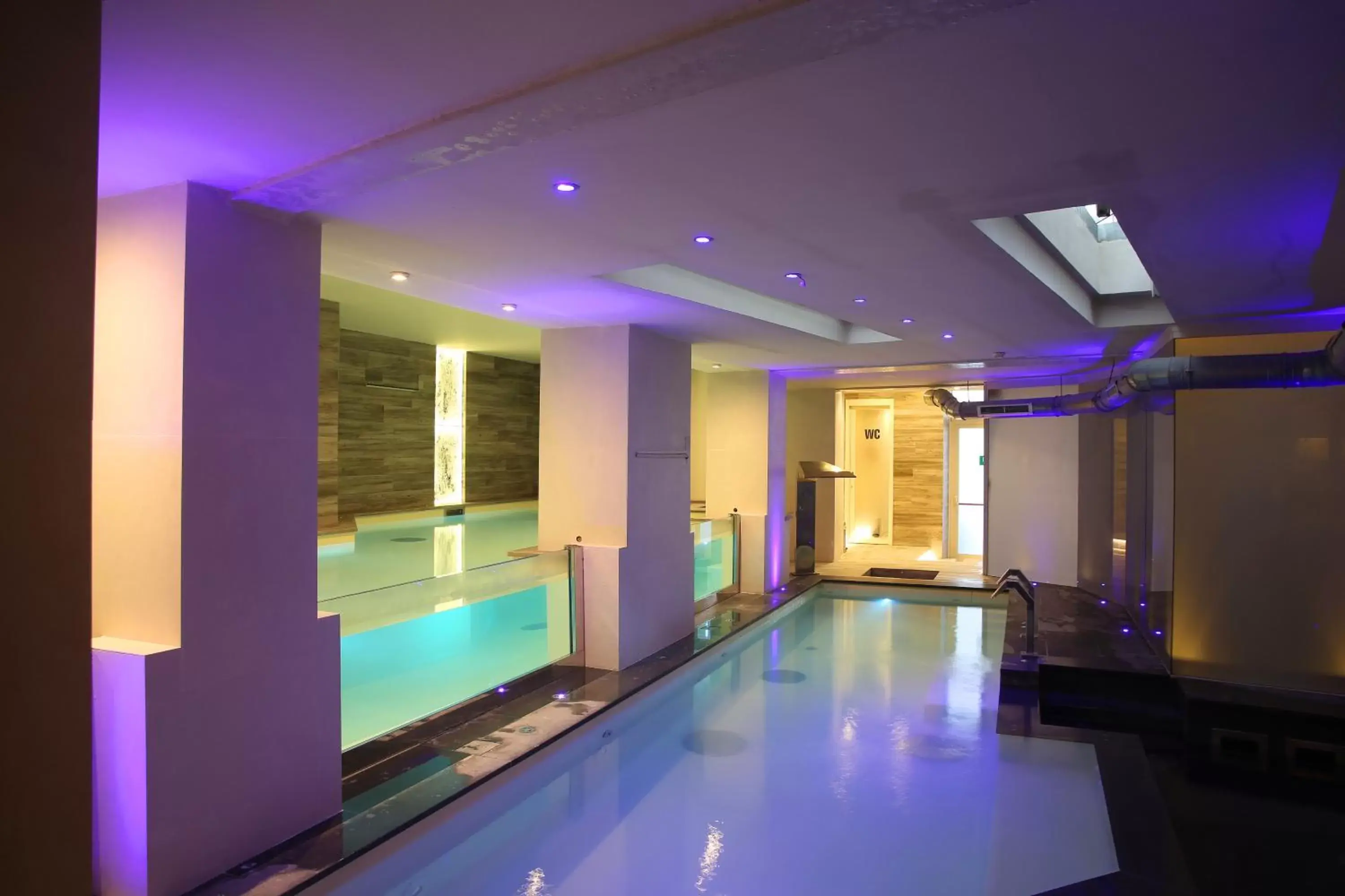 Hot Spring Bath, Swimming Pool in Hotel Columbia Wellness & Spa