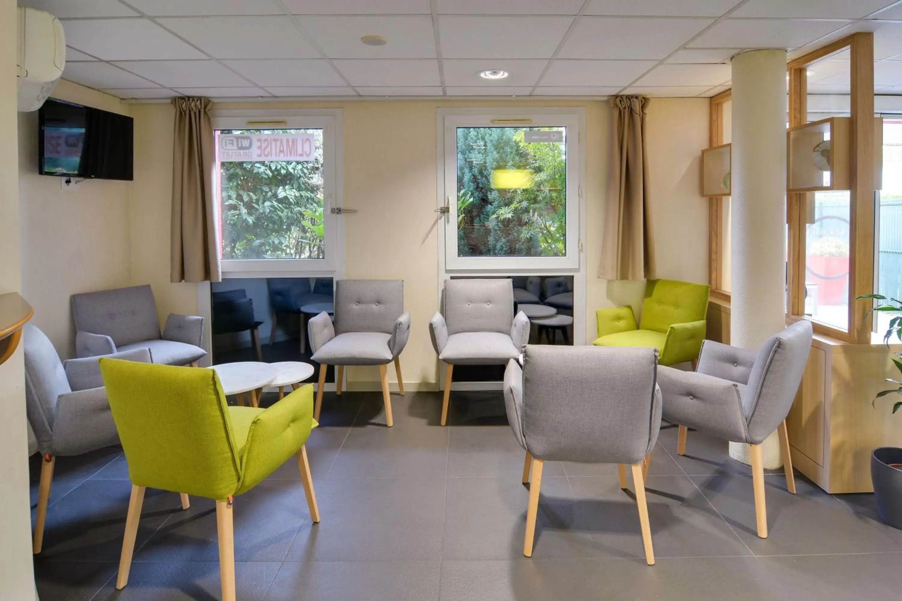 Lobby or reception in Sure Hotel by Best Western Nantes Saint-Herblain
