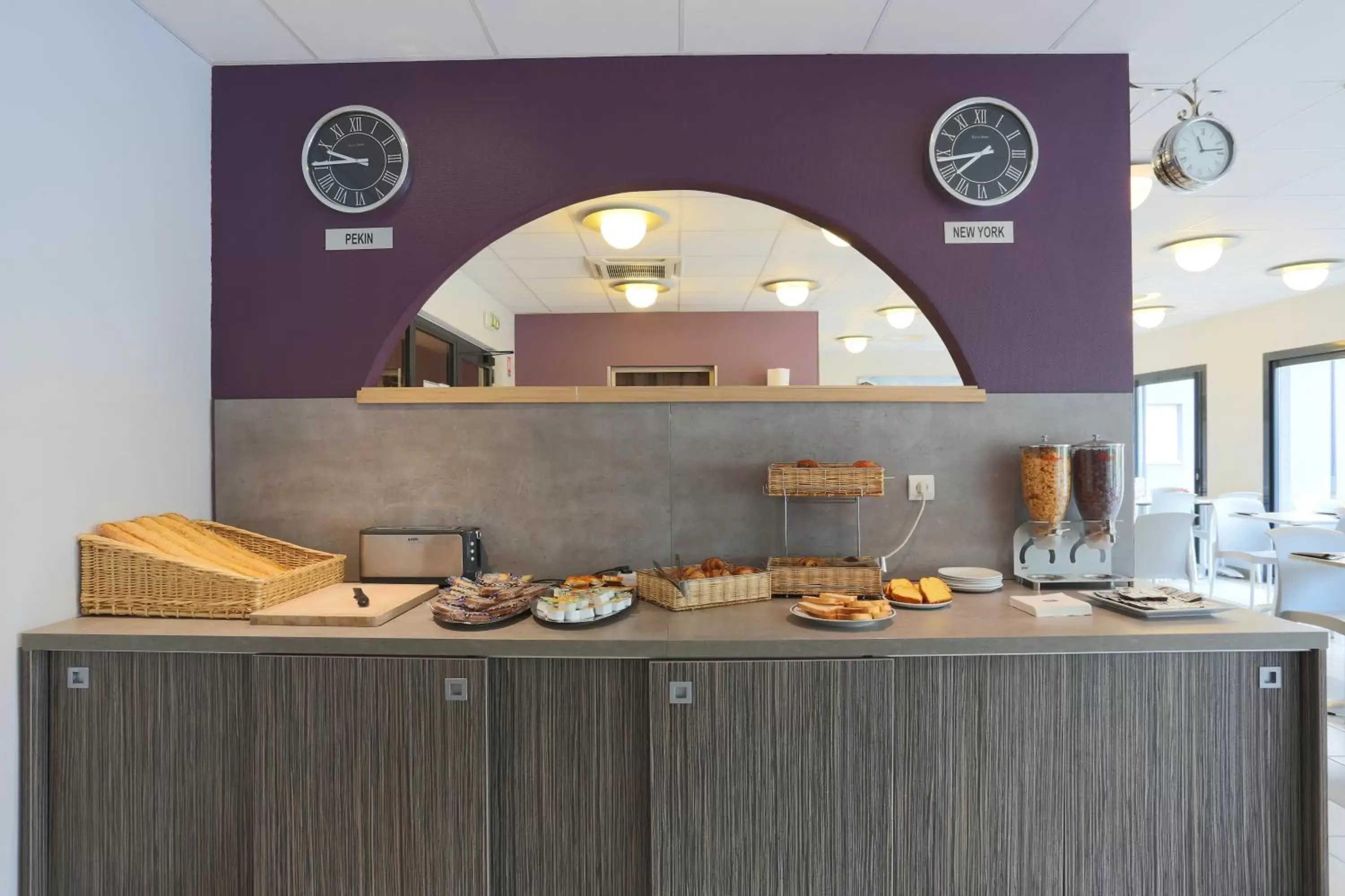 Buffet breakfast, Kitchen/Kitchenette in EastLodge Lyon Est Eurexpo