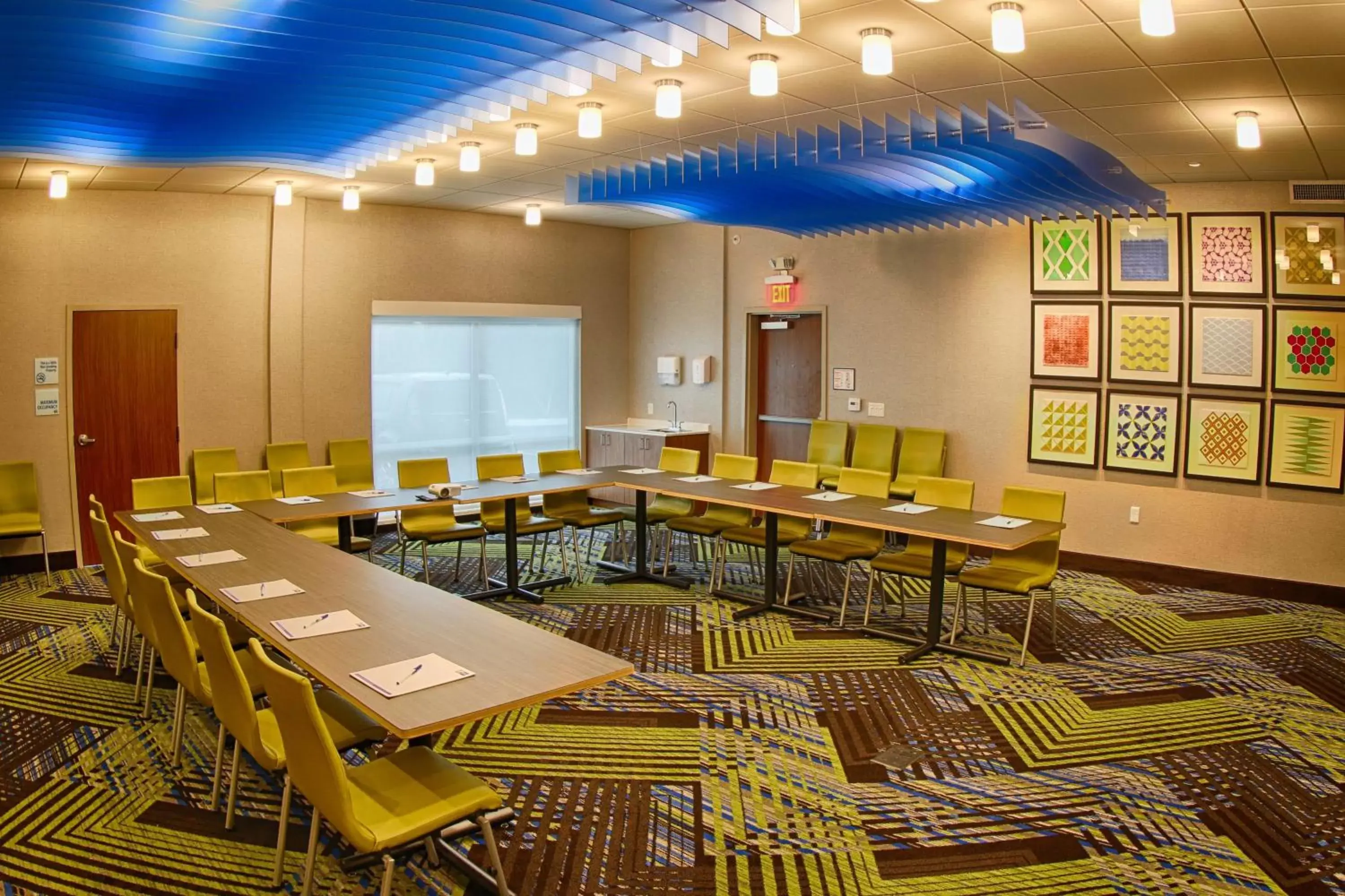 Meeting/conference room in Holiday Inn Express & Suites - Detroit Northwest - Livonia, an IHG Hotel