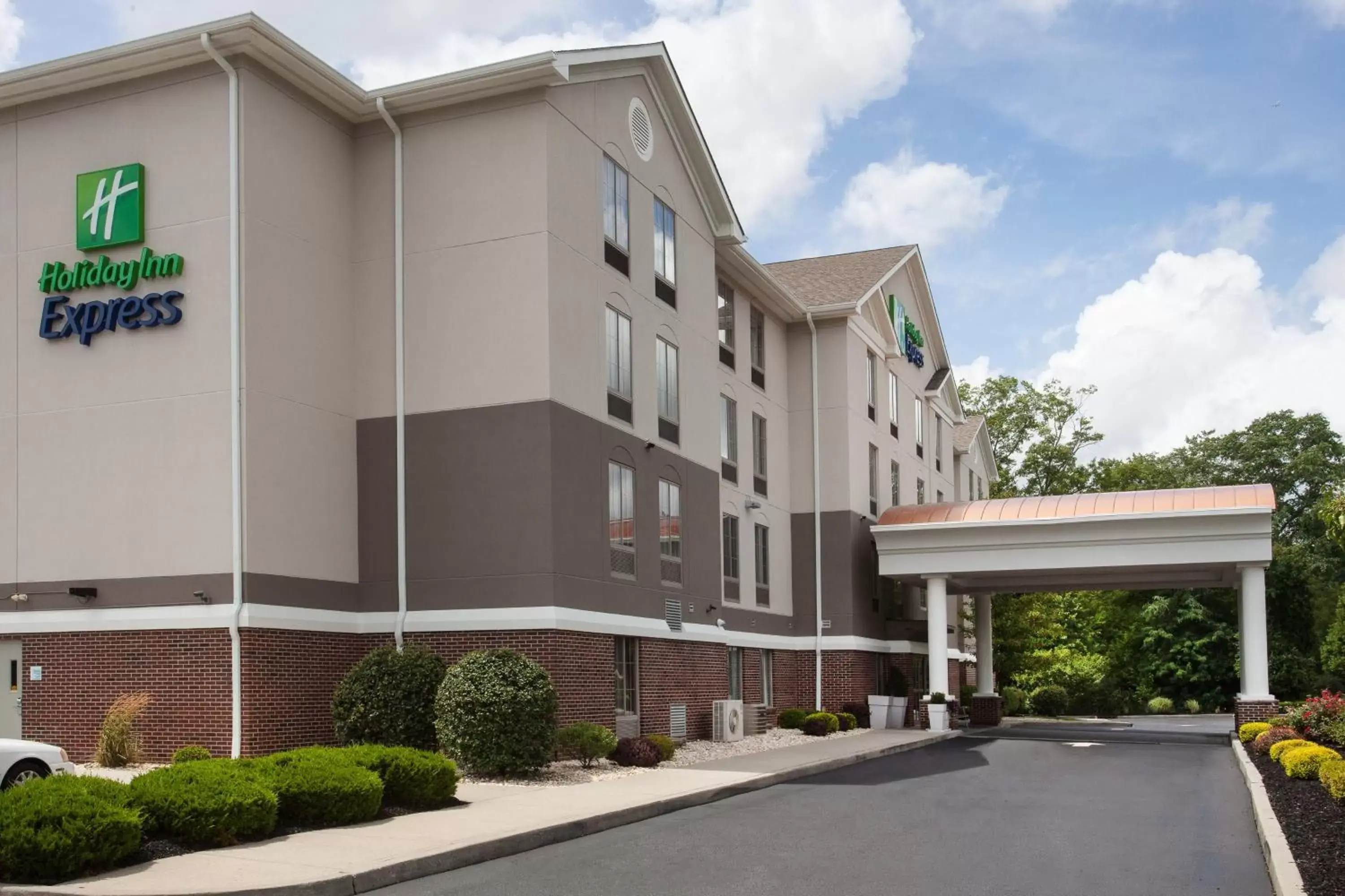 Property Building in Holiday Inn Express Haskell-Wayne Area, an IHG Hotel