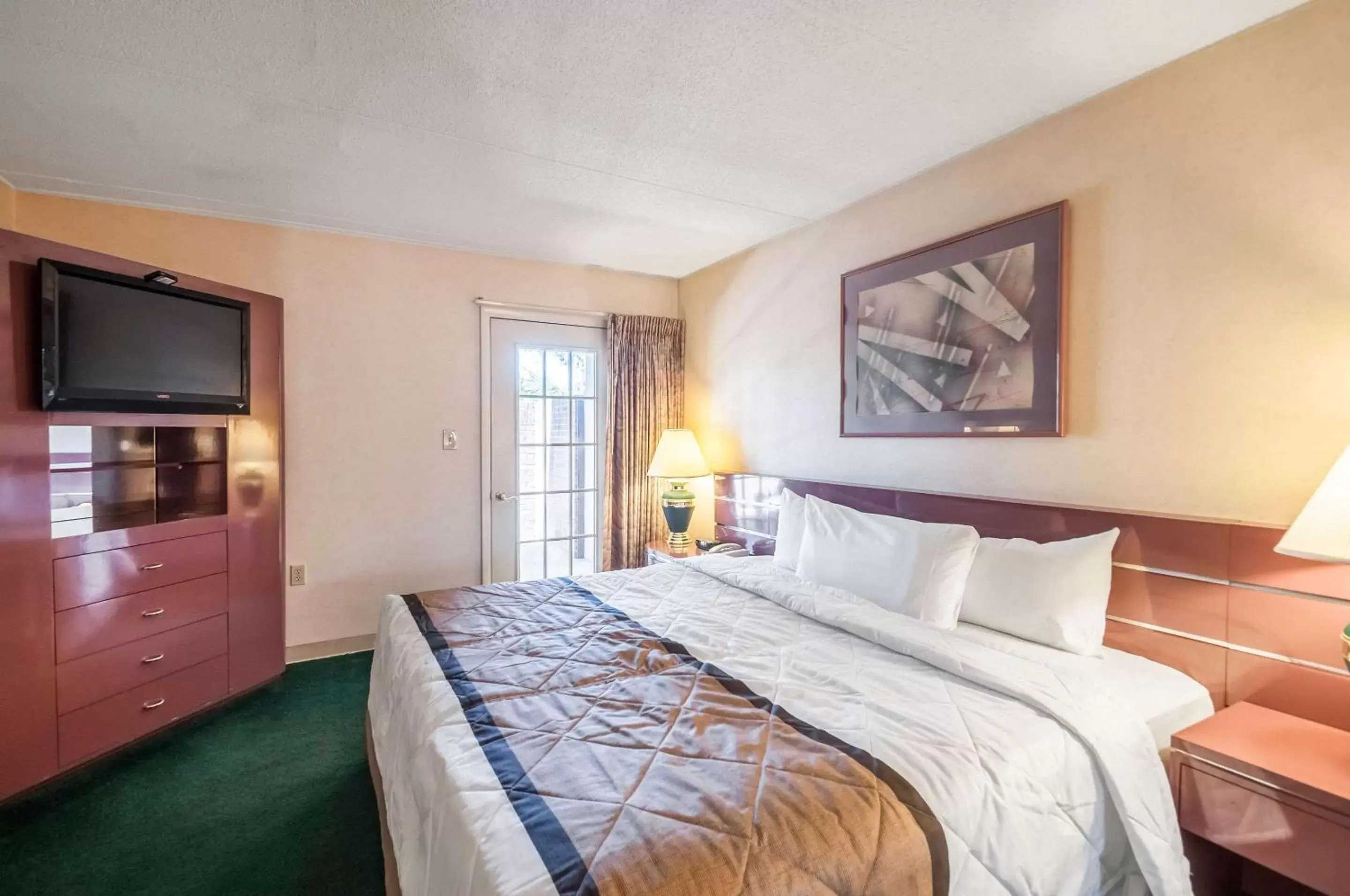 Photo of the whole room, Bed in Rodeway Inn and Suites - Charles Town,WV