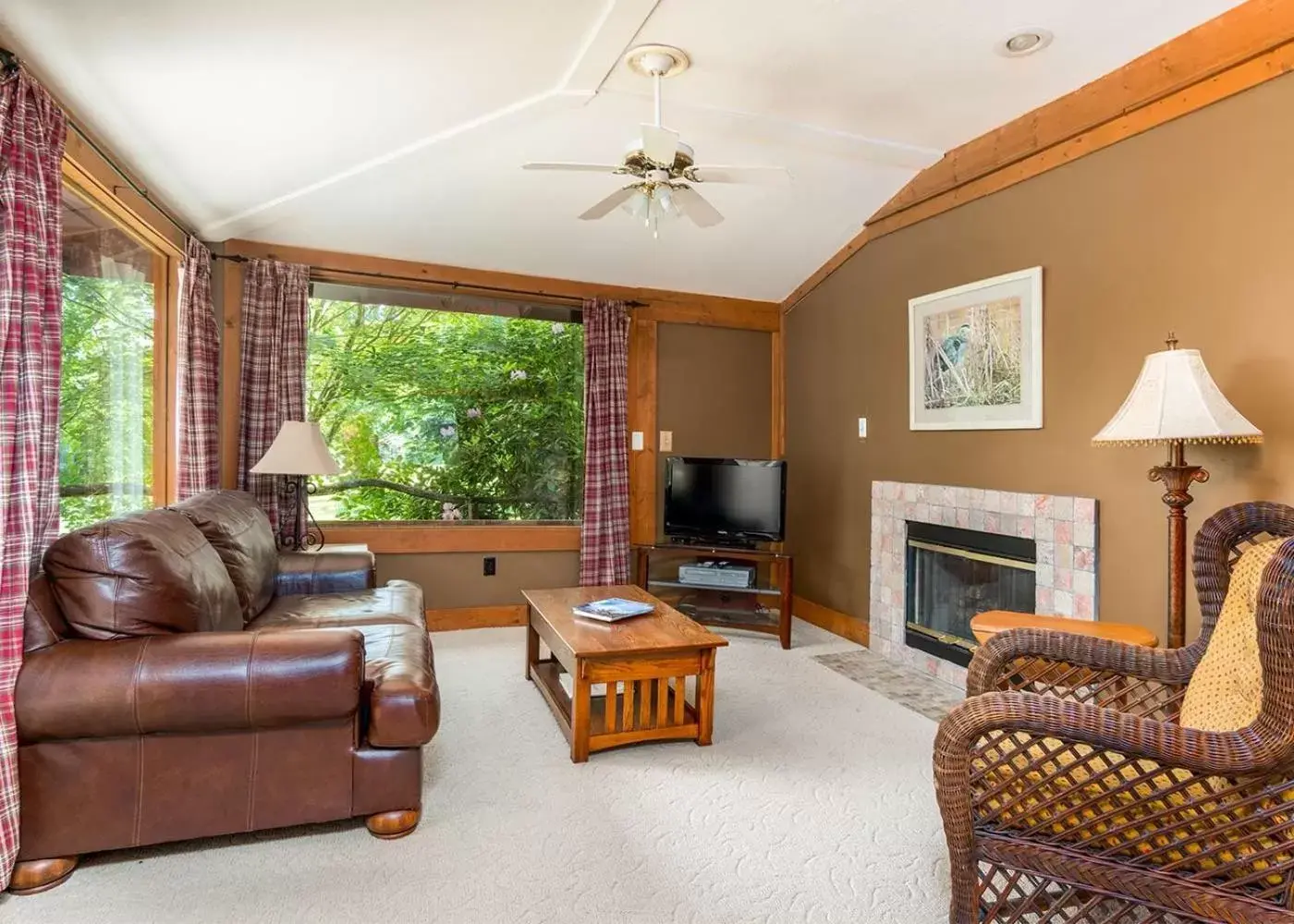 Living room, Seating Area in Highland Lake Inn & Resort - Flat Rock