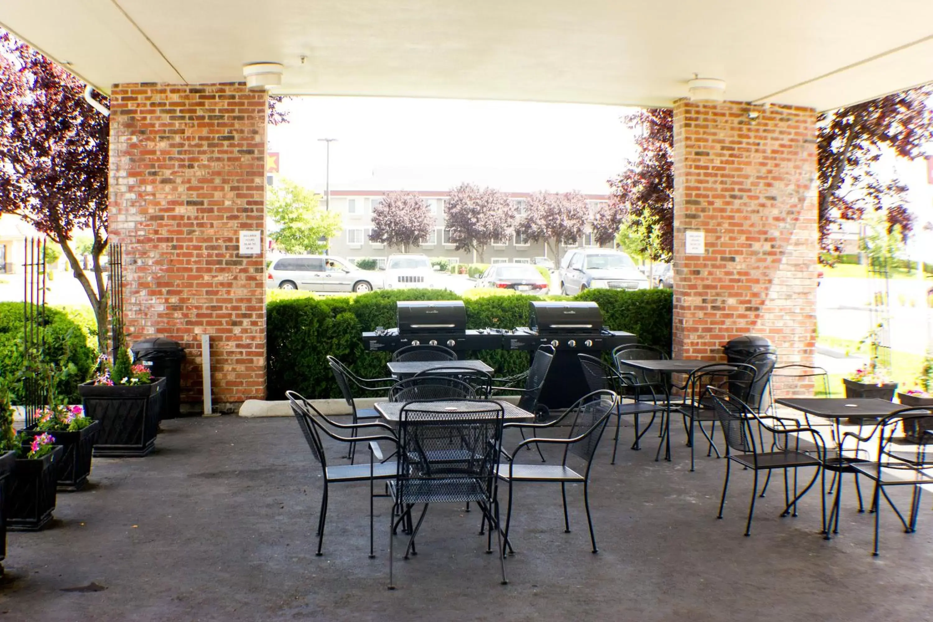 BBQ facilities, Restaurant/Places to Eat in Inn at Moses Lake