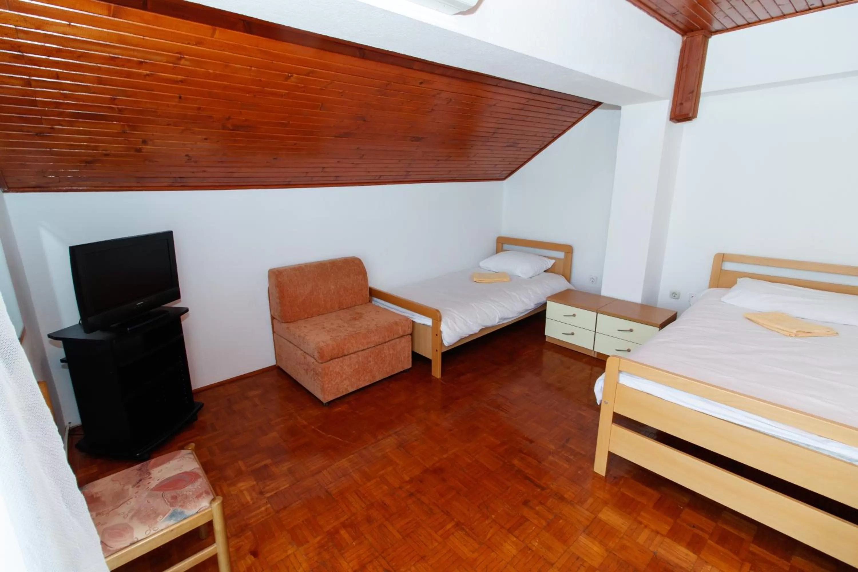 Seating area, Bed in Motel "Tri lovca"