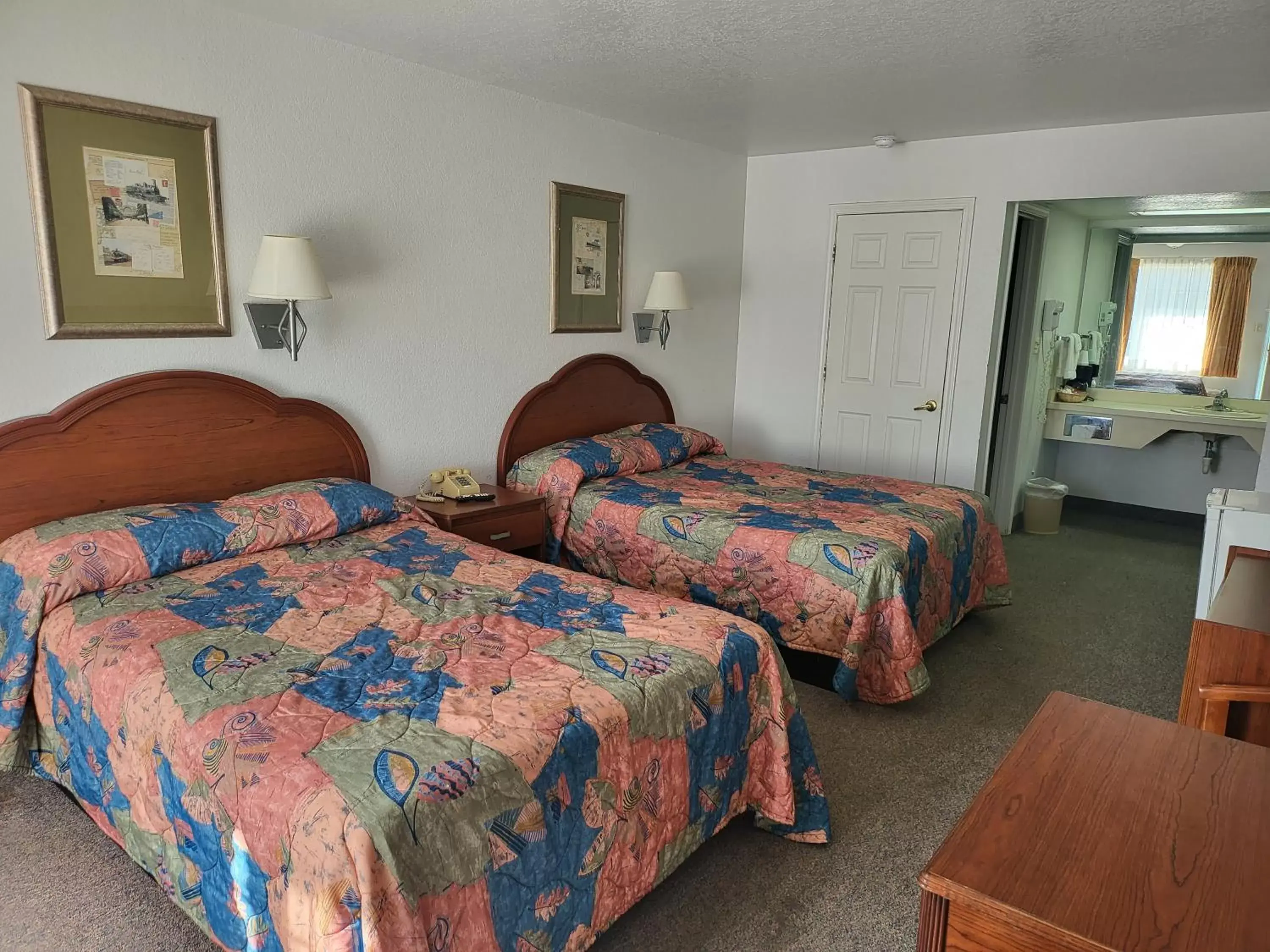 Bedroom, Bed in Blue Ribbon Inn and Suites