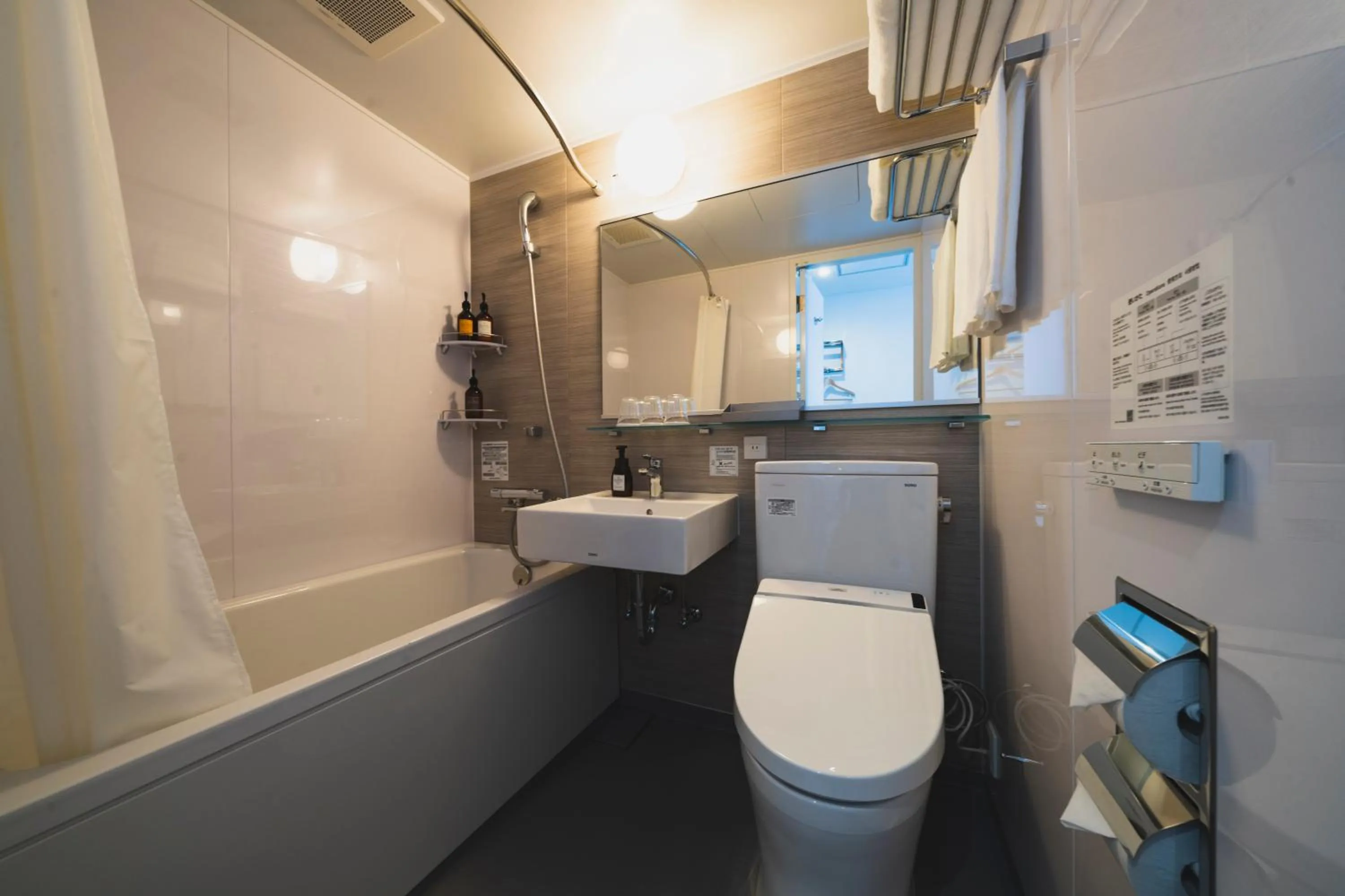 Bathroom in Rembrandt Style Naha