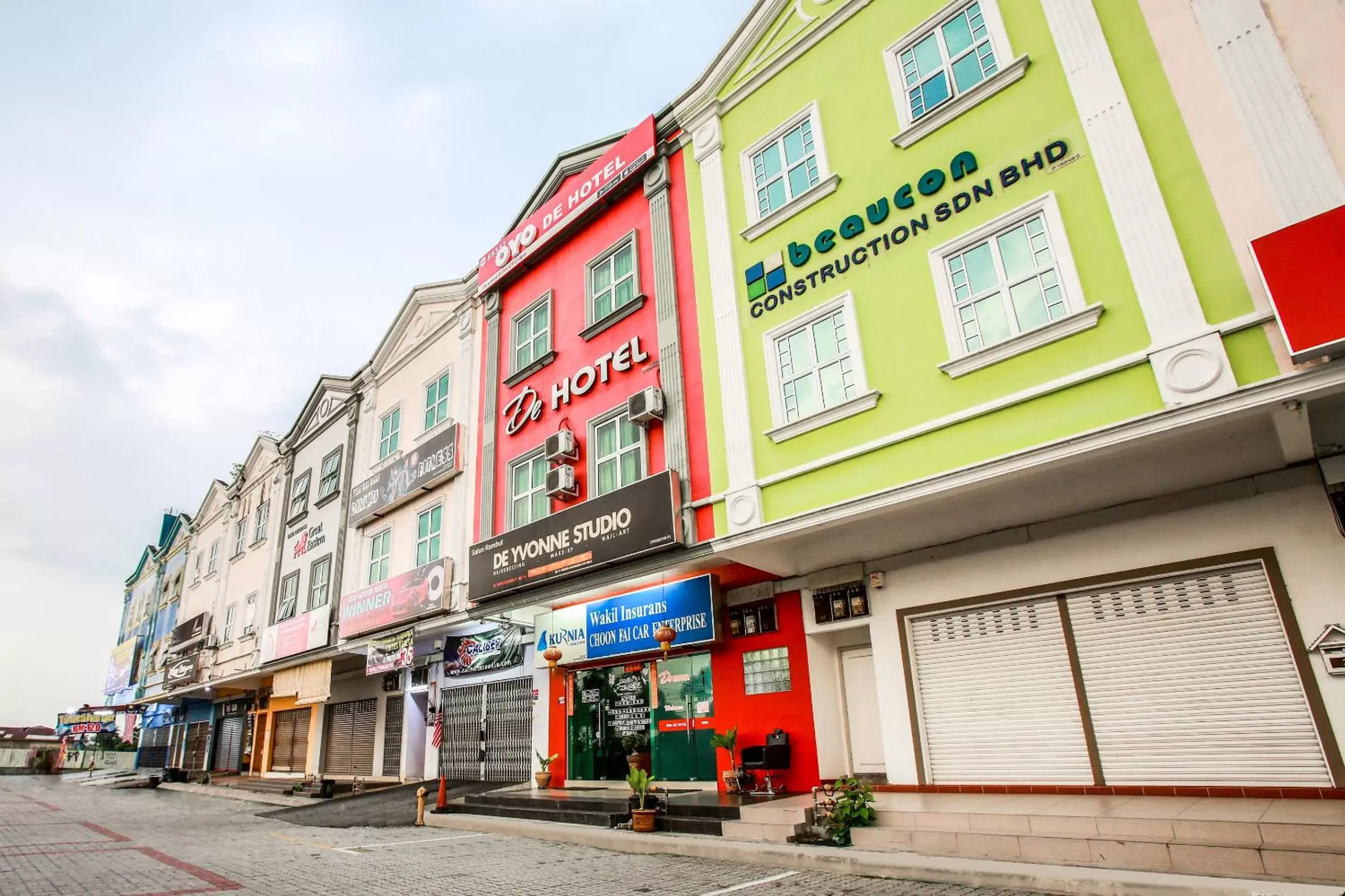 Facade/entrance, Property Building in OYO 89332 De Hotel