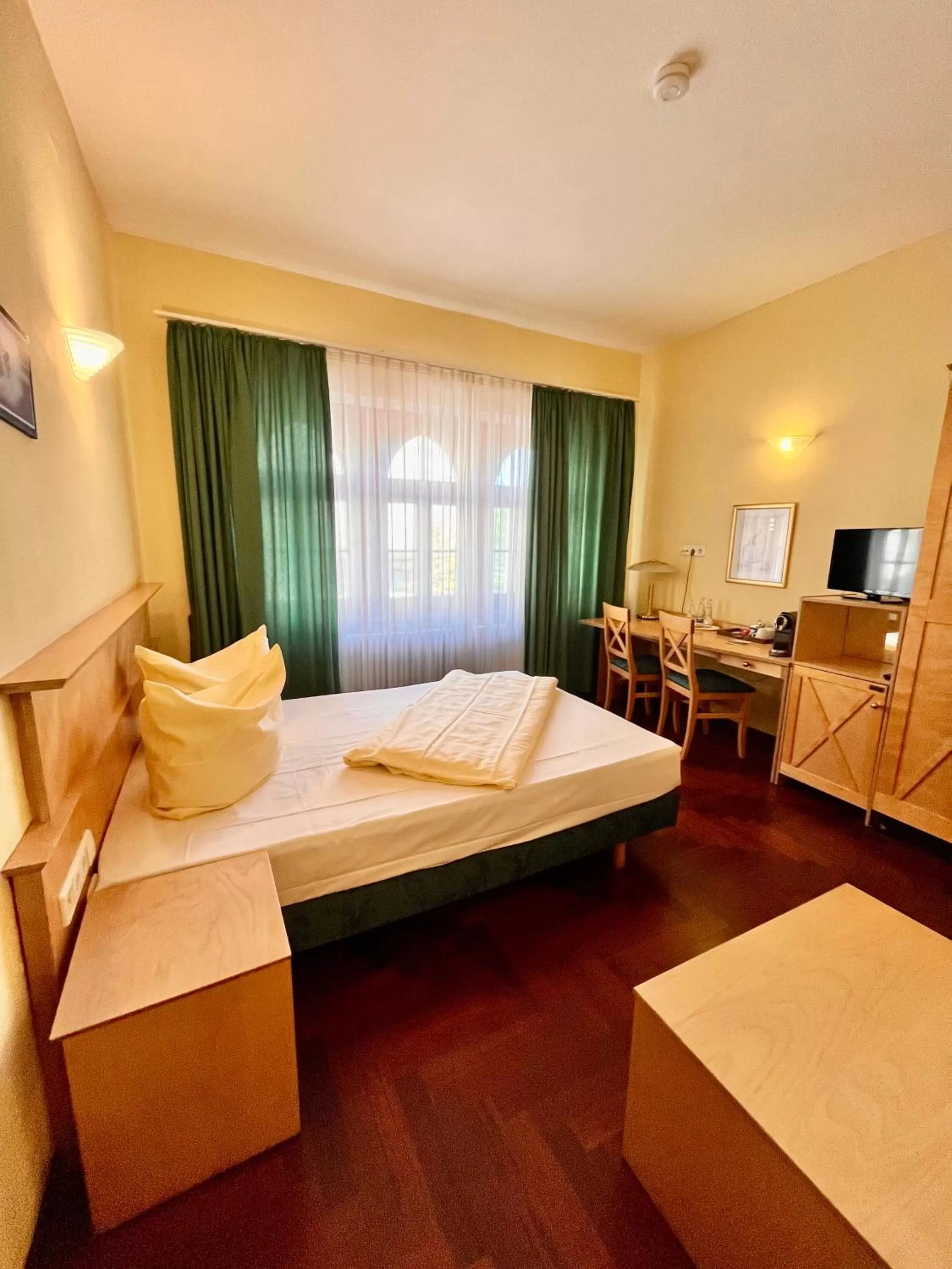 Photo of the whole room, Bed in Hotel Hoepfner Burghof