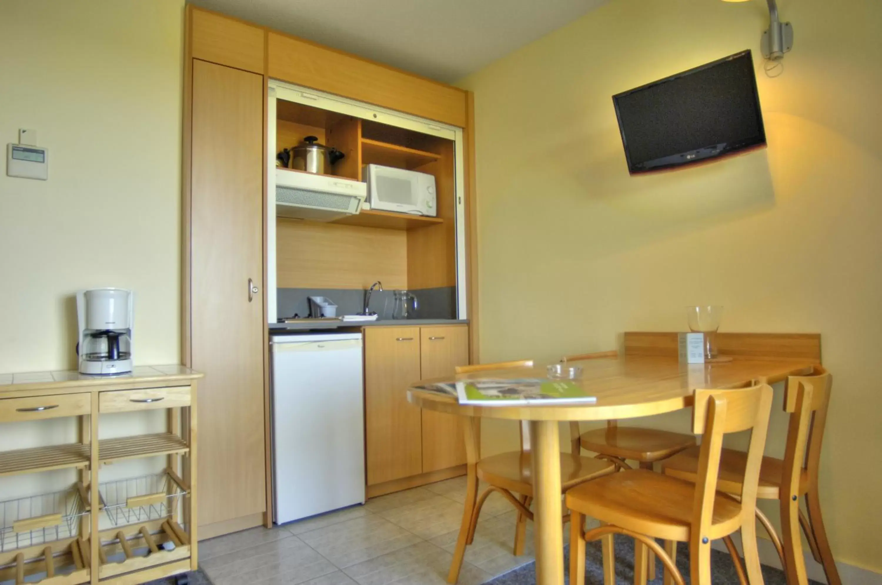 Kitchen or kitchenette, Dining Area in Résidence Valdys Thalasso & Spa - les Pins