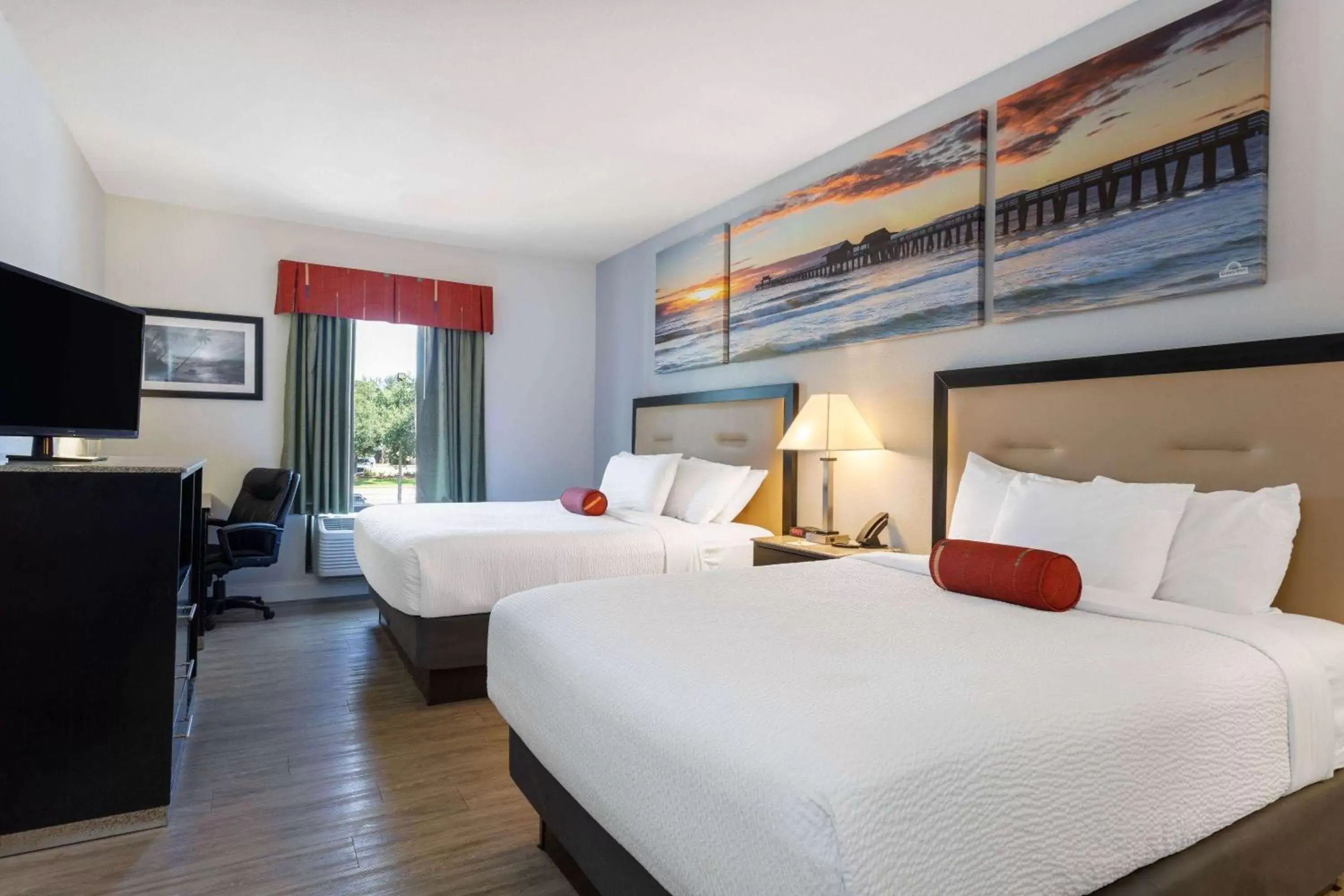 Photo of the whole room, Bed in Days Inn & Suites by Wyndham Lakeland