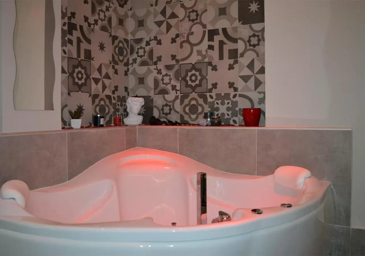 Hot Tub, Bathroom in B&B Aquino in Terrazza