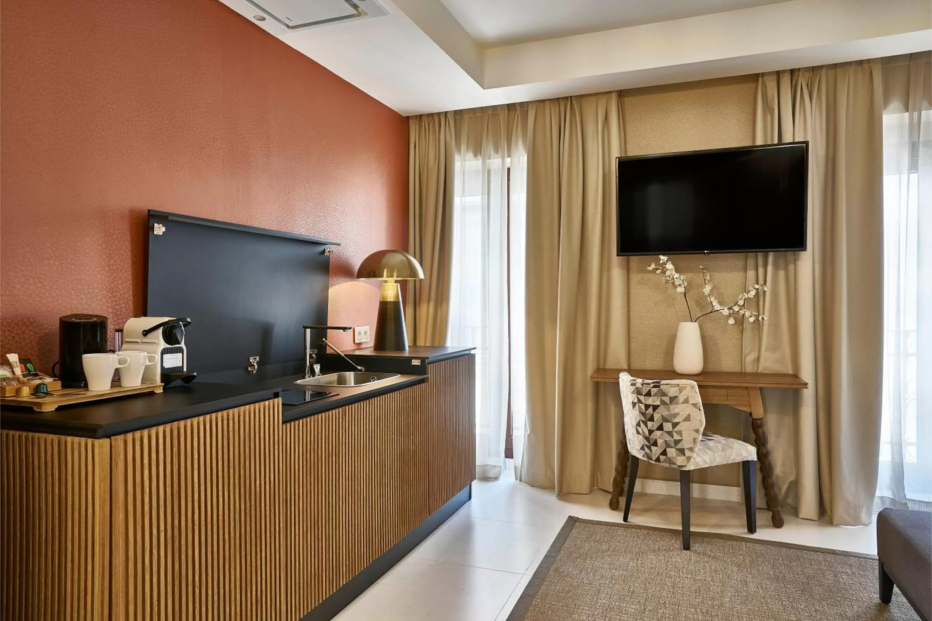 TV and multimedia, TV/Entertainment Center in Vincci Molviedro Suites Apartments