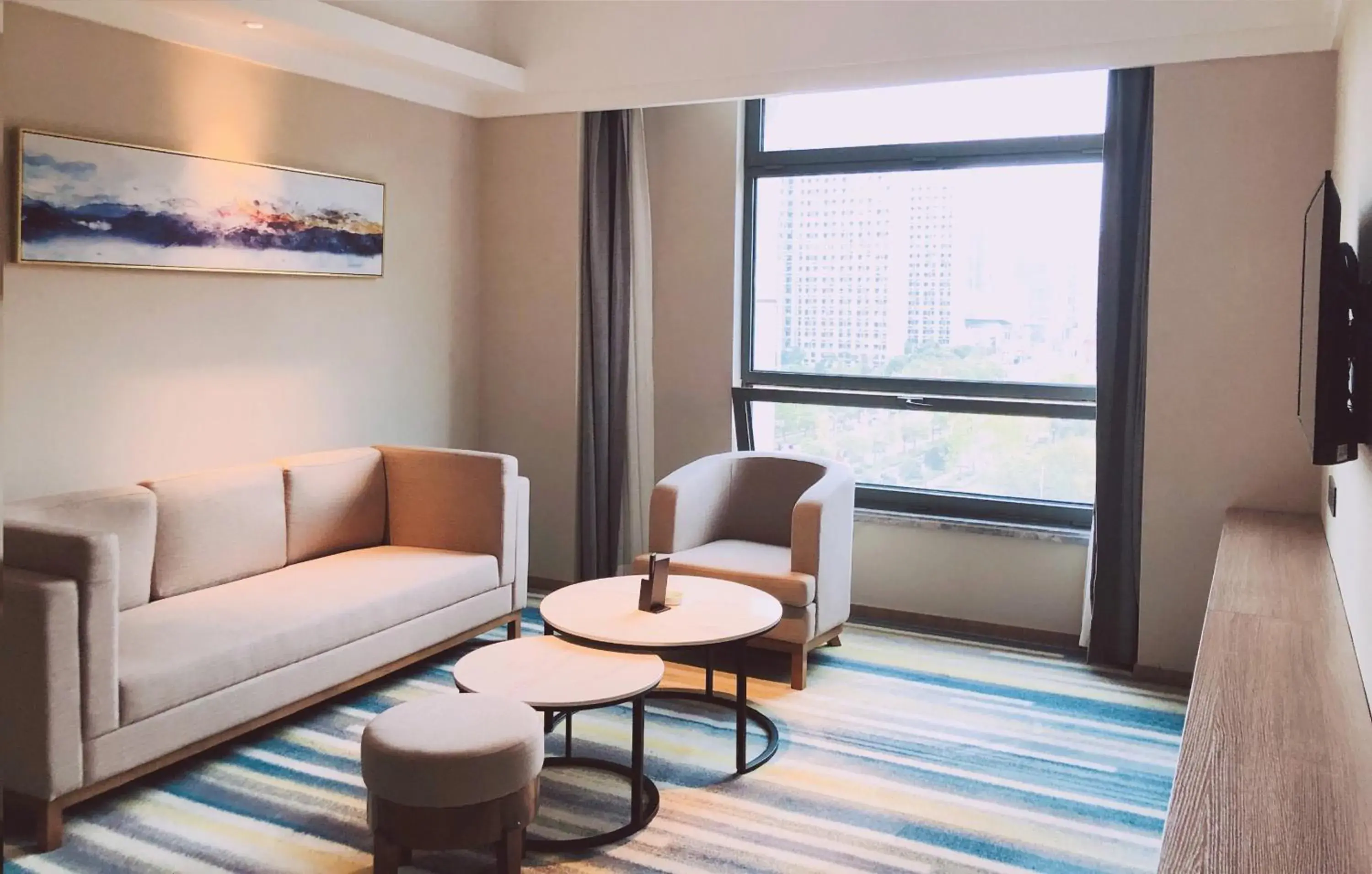 Photo of the whole room, Seating Area in Holiday Inn Nantong Oasis International, an IHG Hotel