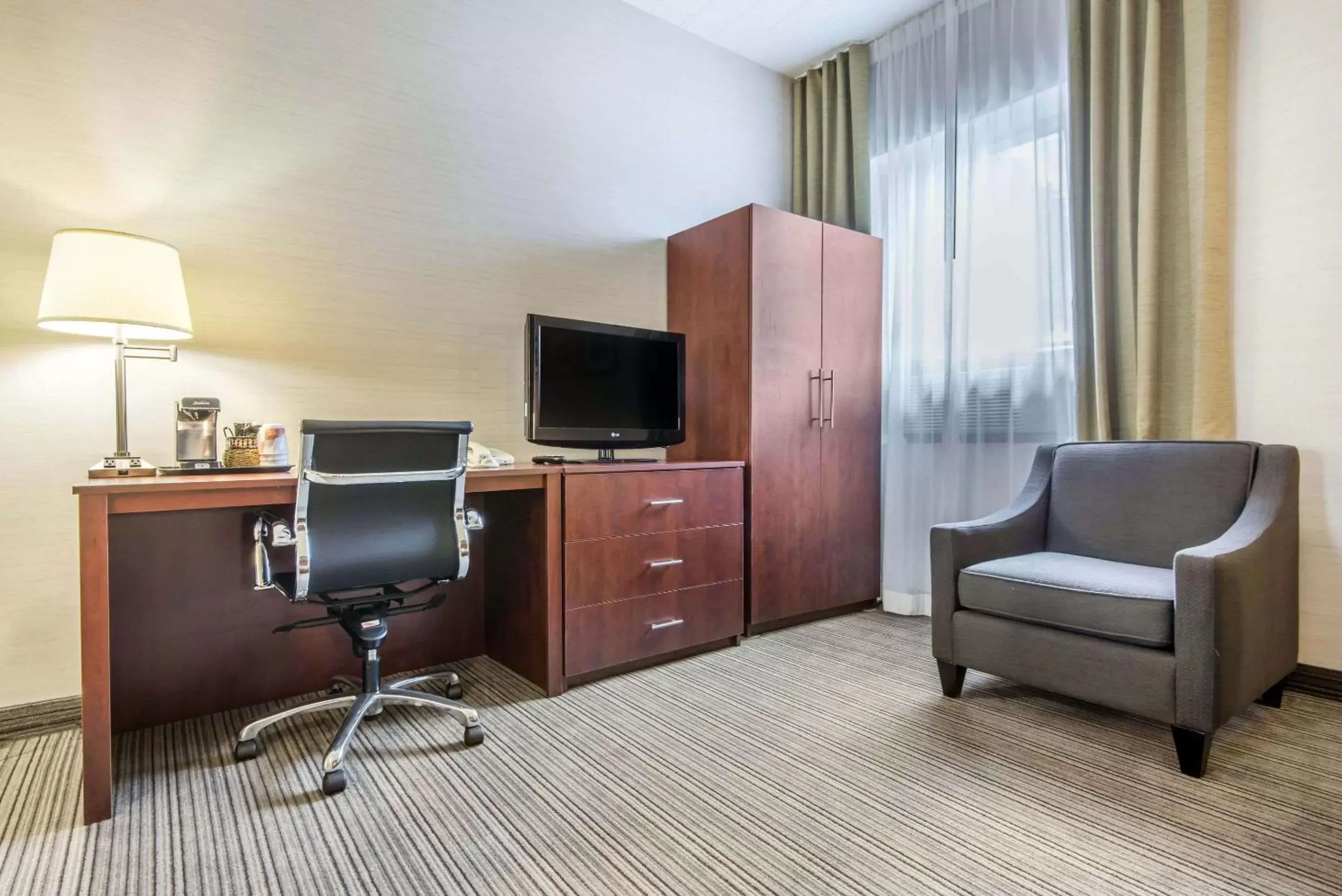 Photo of the whole room, TV/Entertainment Center in Comfort Inn & Suites Collingwood