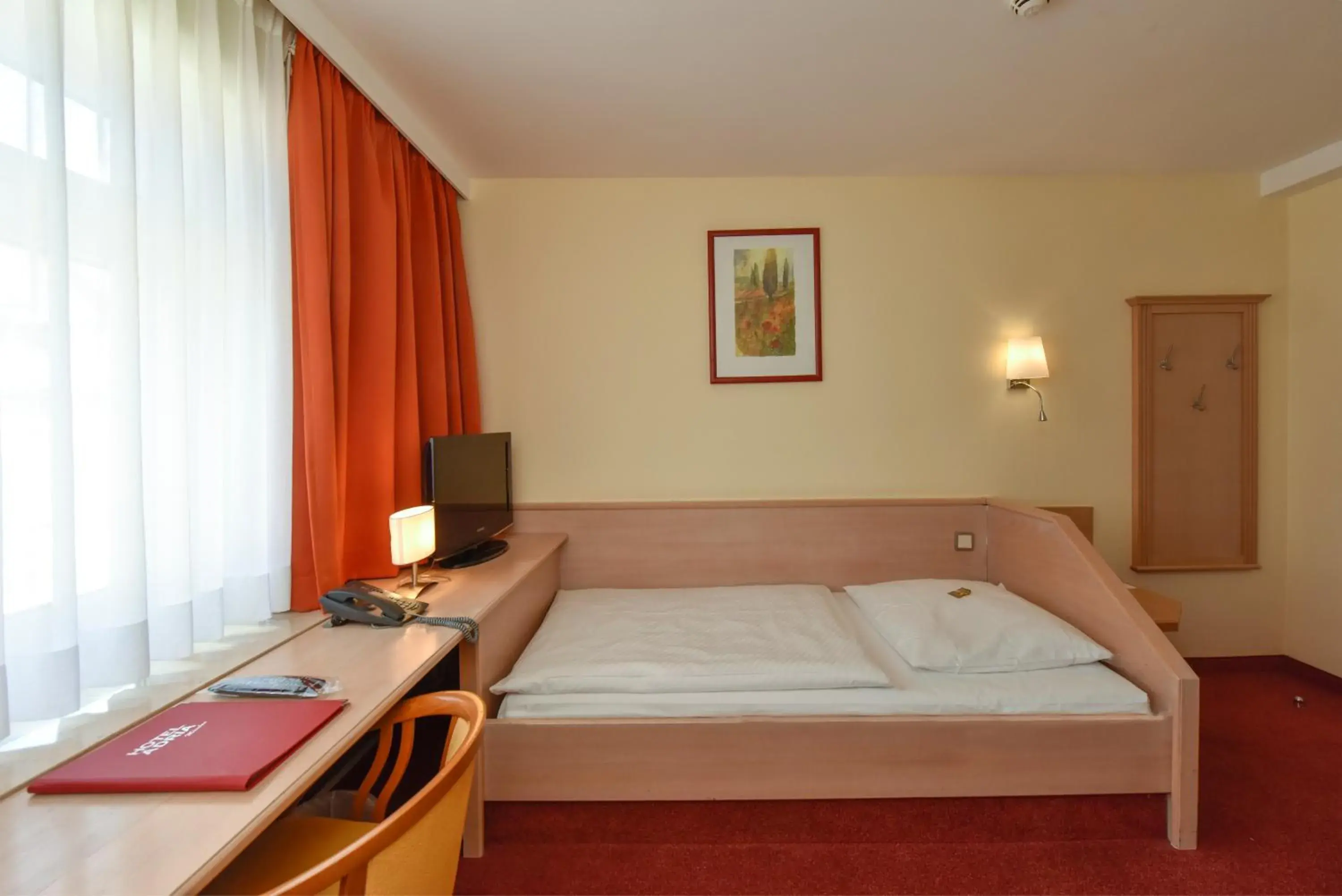 Photo of the whole room, Bed in Hotel ADRIA München