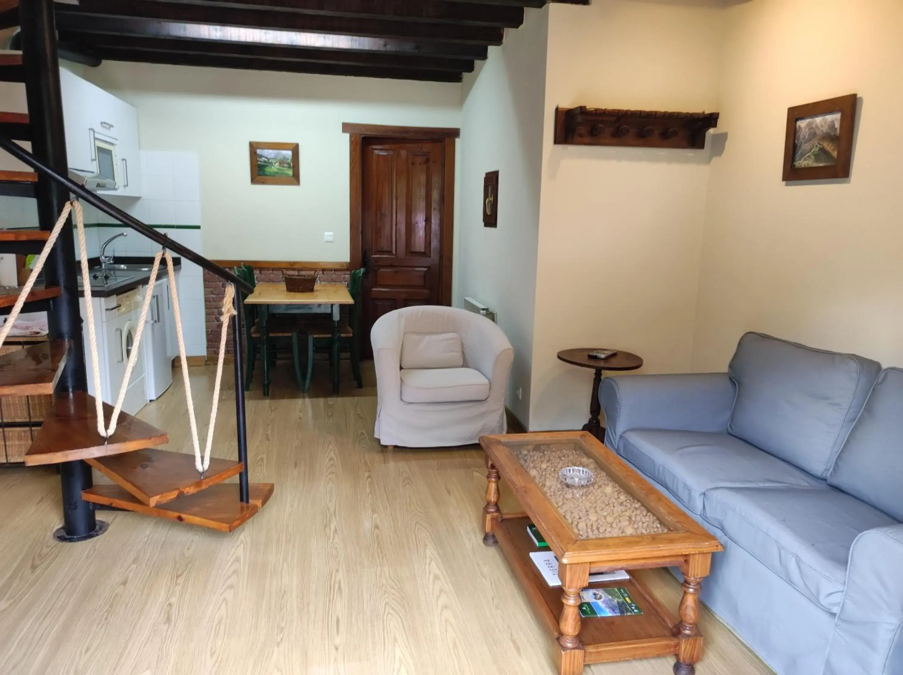 Living room, Seating Area in Viviendas Rurales El Covaju