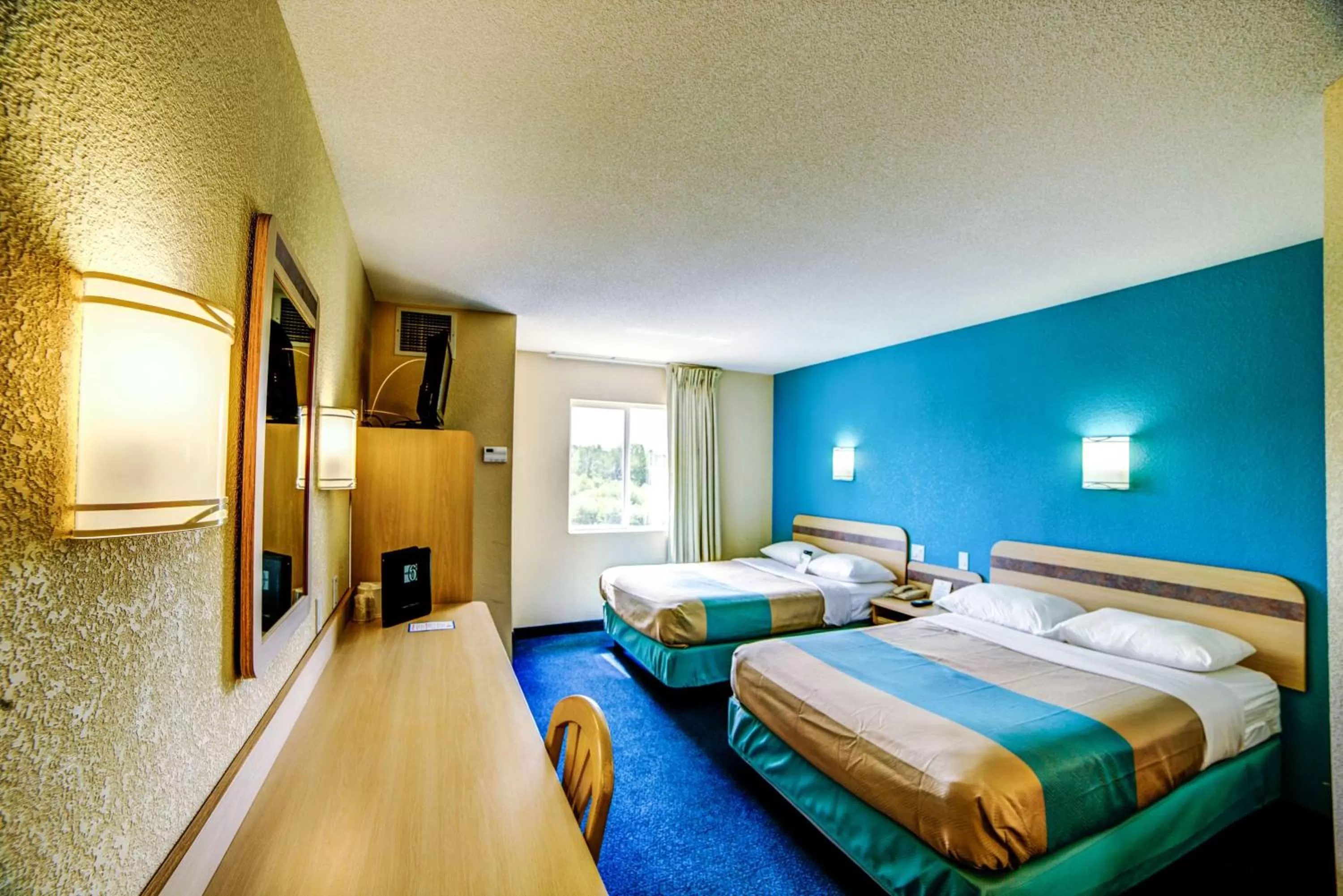 TV and multimedia, Bed in Motel 6-Huntsville, ON