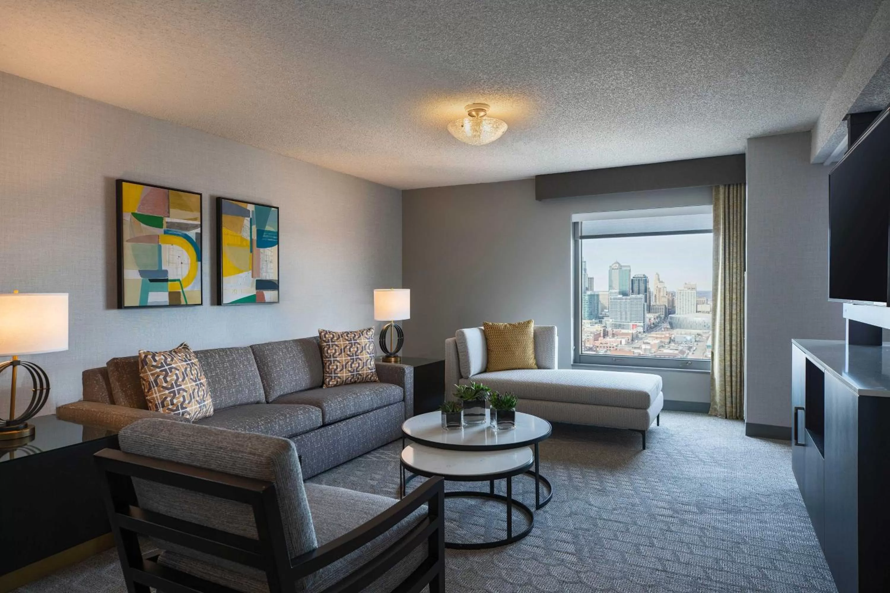 Living room in Sheraton Kansas City Hotel at Crown Center