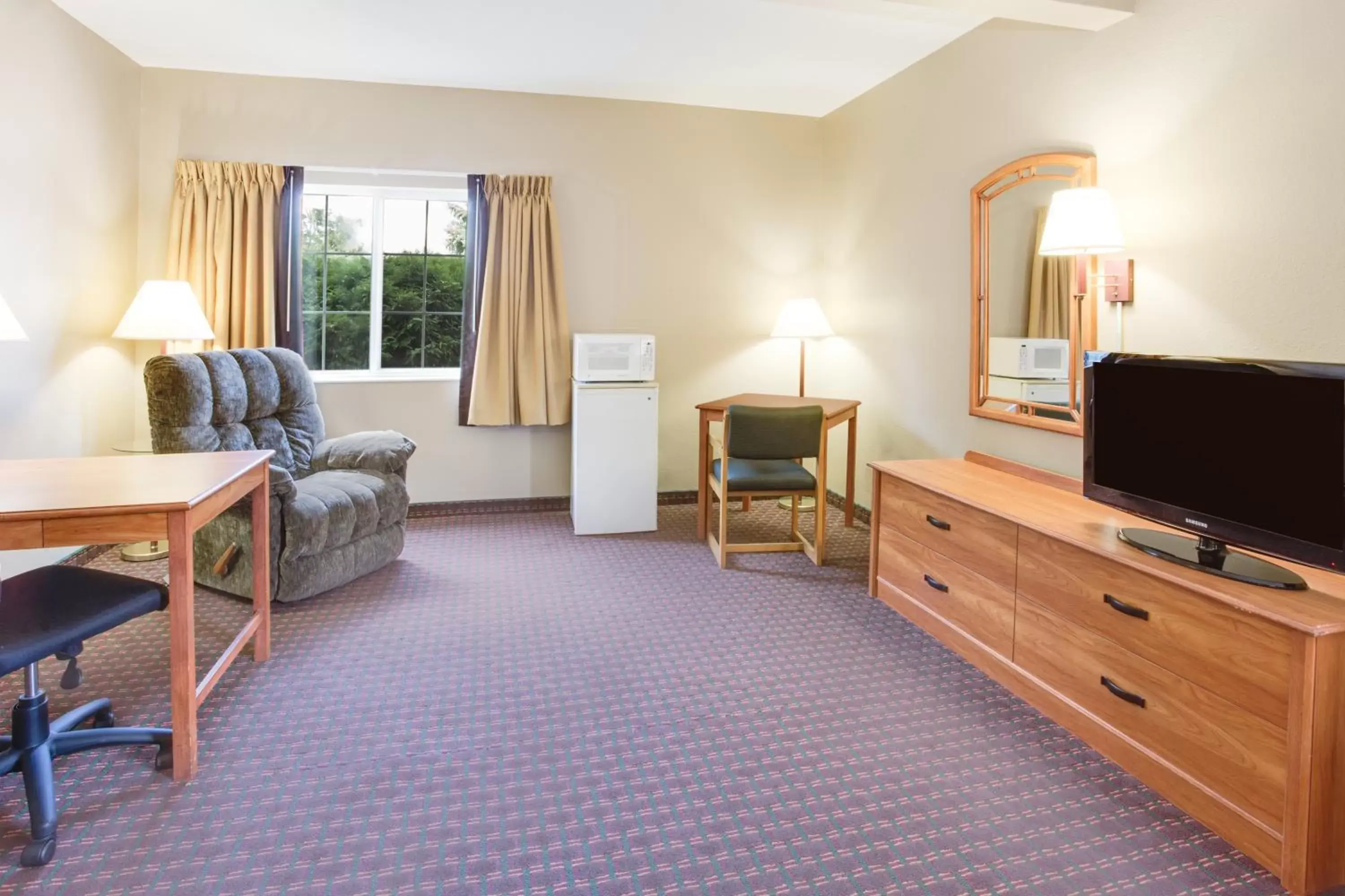 Seating area, TV/Entertainment Center in Eagle Ridge Inn