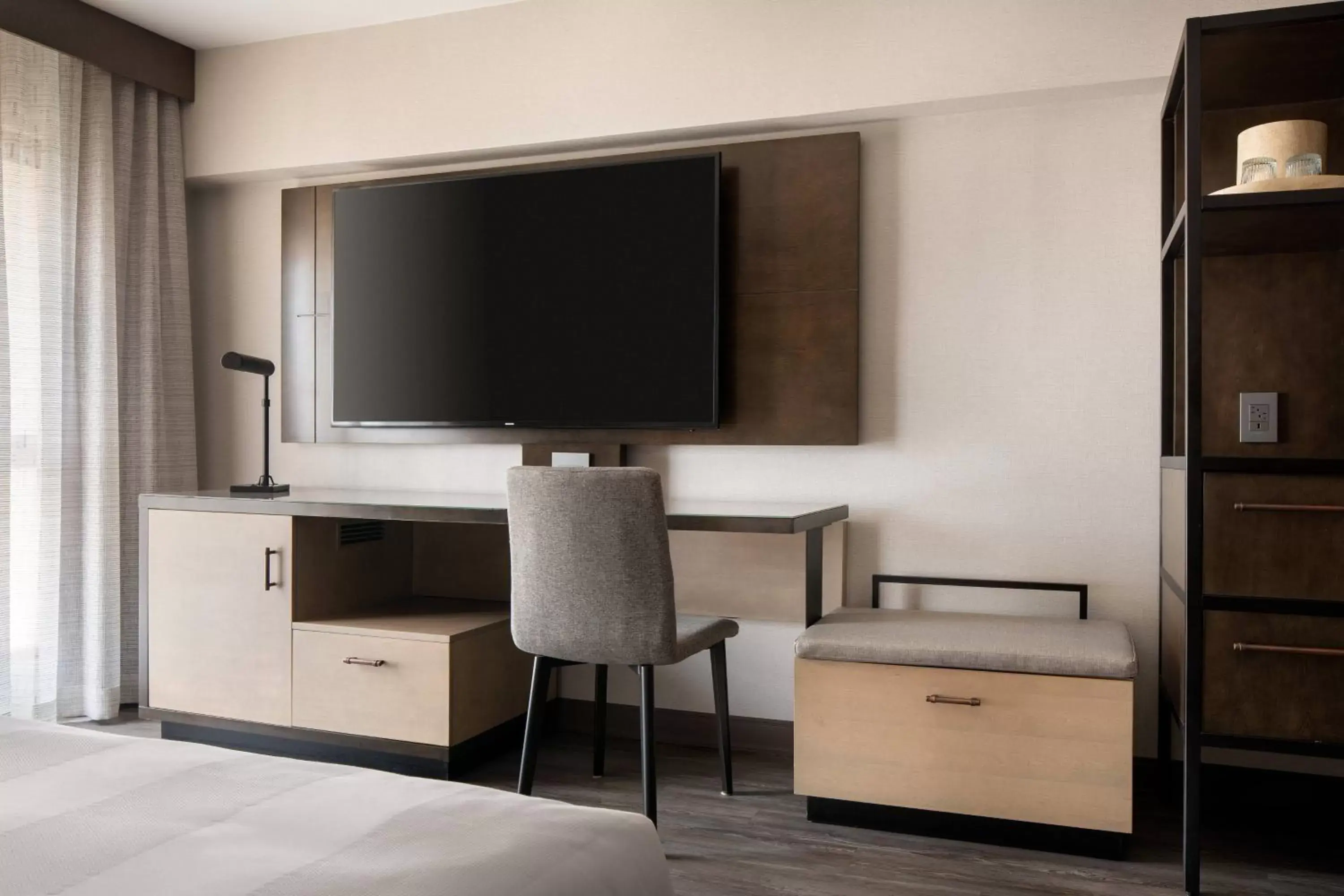 Photo of the whole room, TV/Entertainment Center in Marriott Riverside at the Convention Center