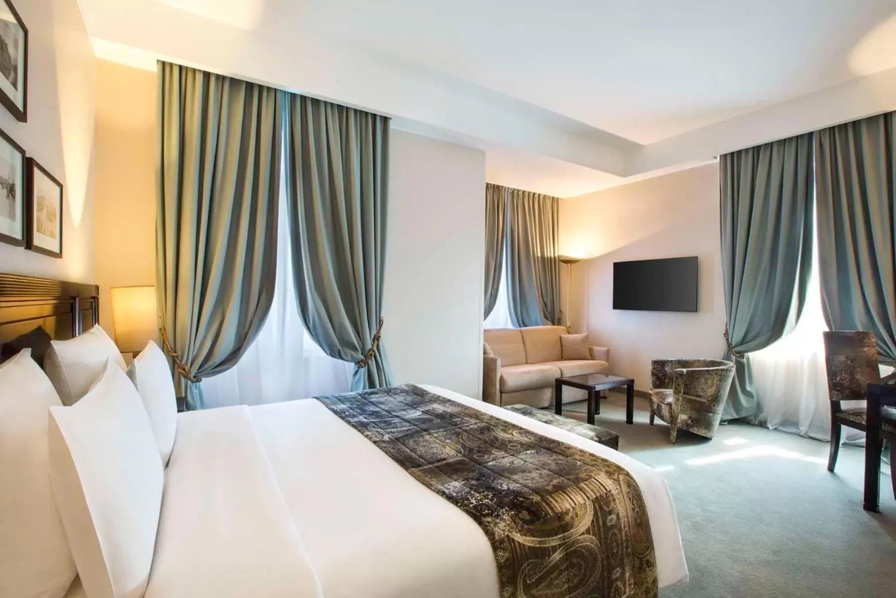 Bedroom, Bed in Hôtel Régent Contades Bedroom, Bed in Hôtel Régent Contades