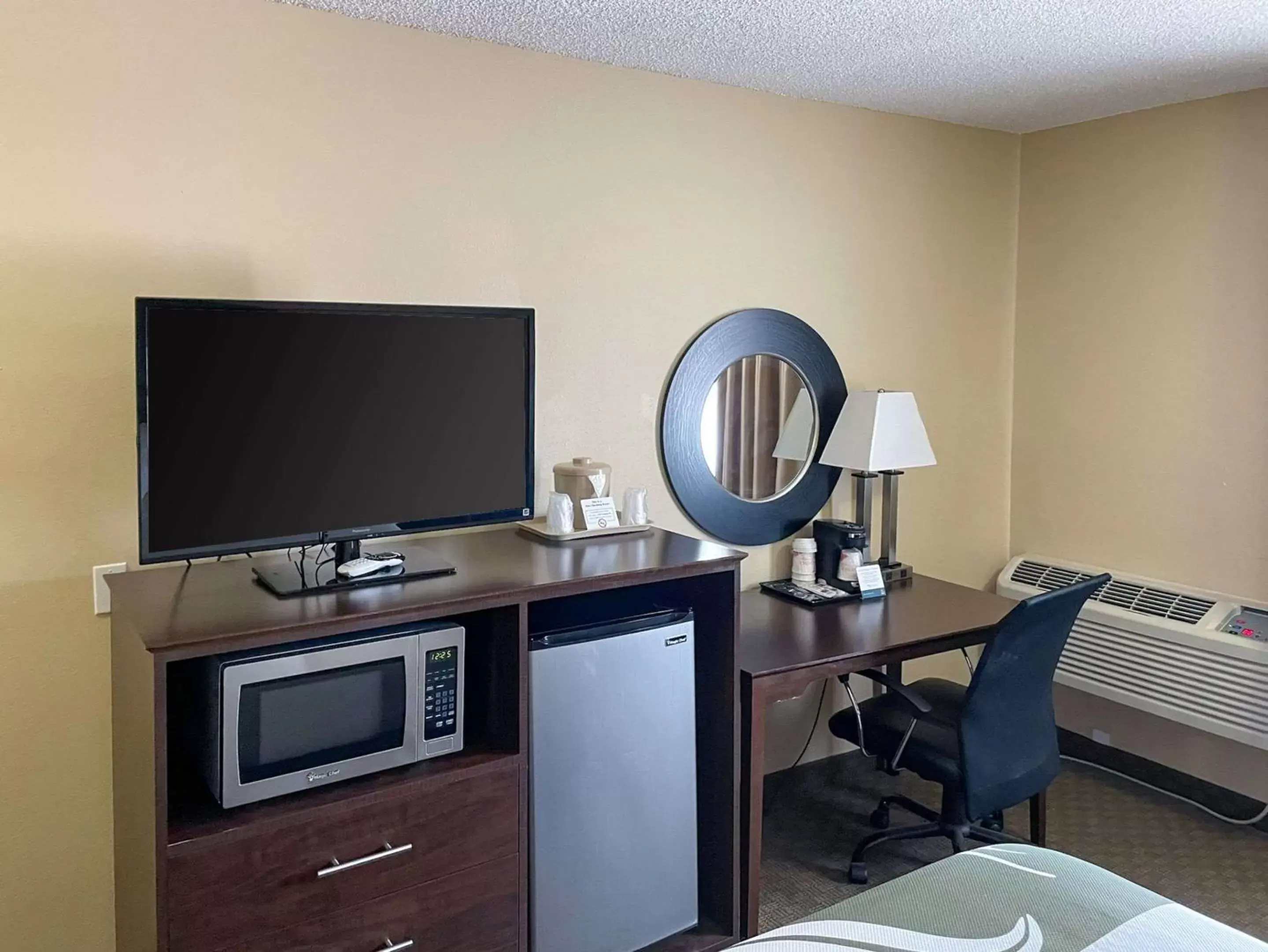 Bedroom, TV/Entertainment Center in Quality Inn