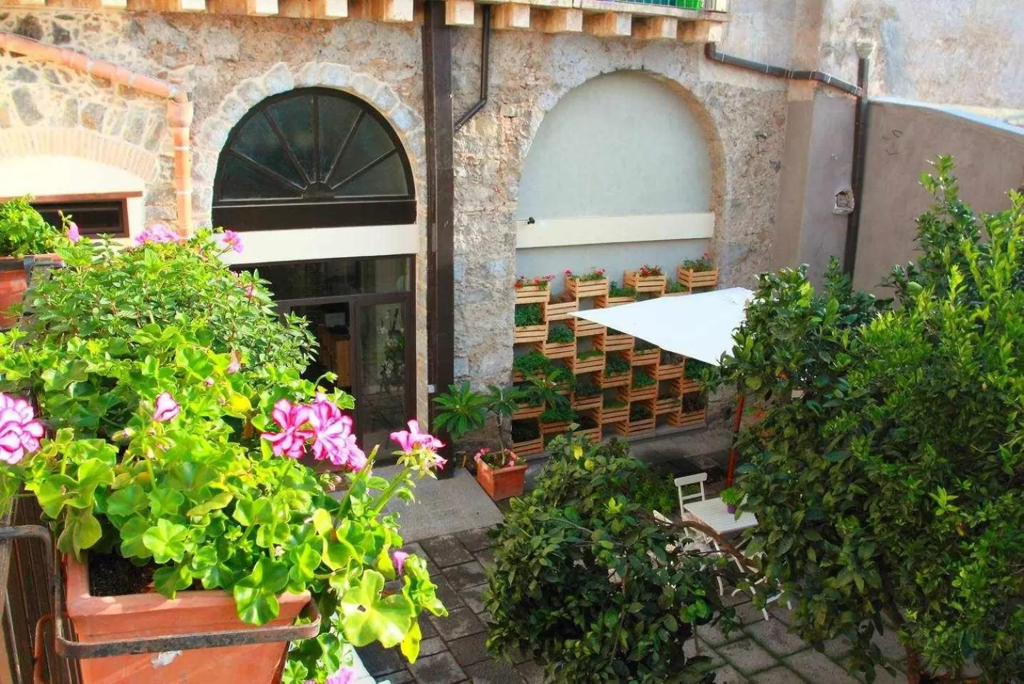 Family Room with Garden View in B&B - ComeinSicily CortedeiLimoni - Charming & Rel