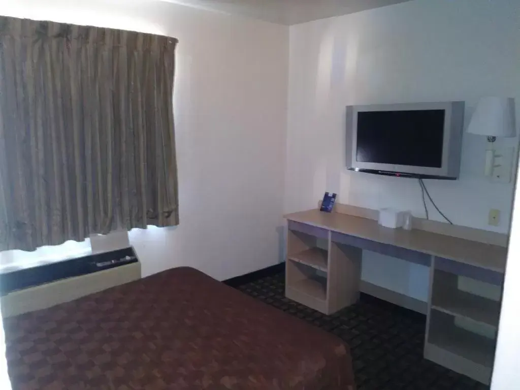 Bed, TV/Entertainment Center in Americas Best Value Inn Amarillo Airport/Grand Street