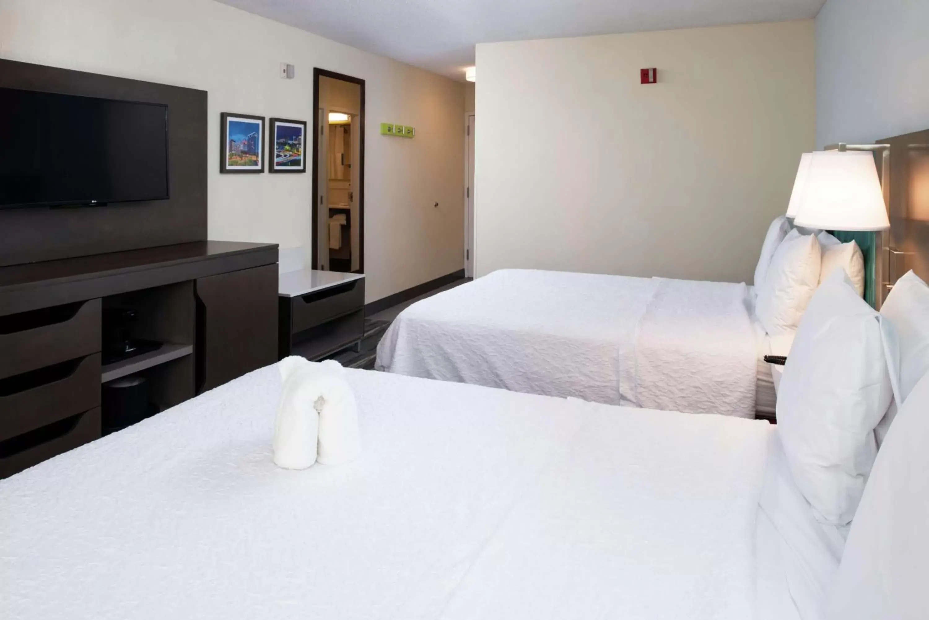 Bedroom, Bed in Hampton Inn Greensboro Airport