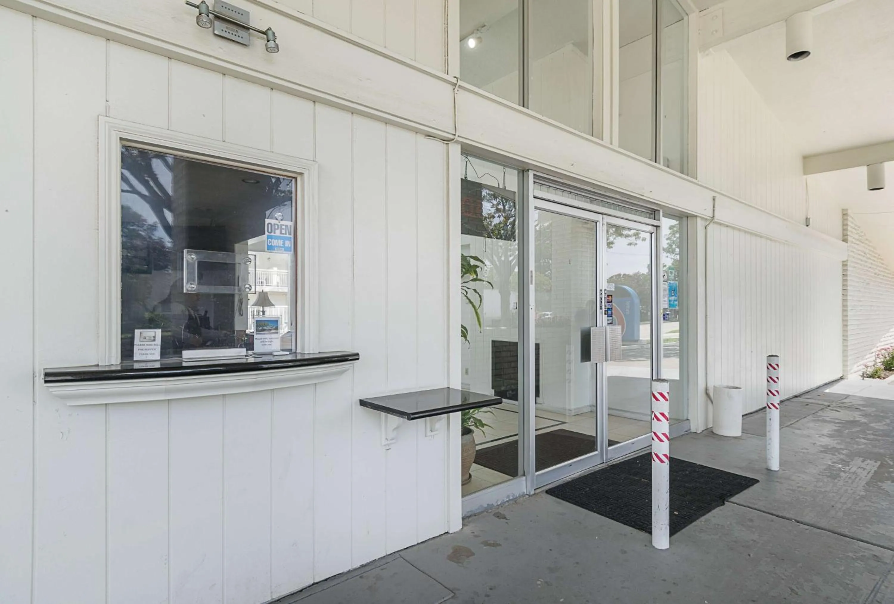 Facade/entrance in Motel 6-Santa Maria, CA - South