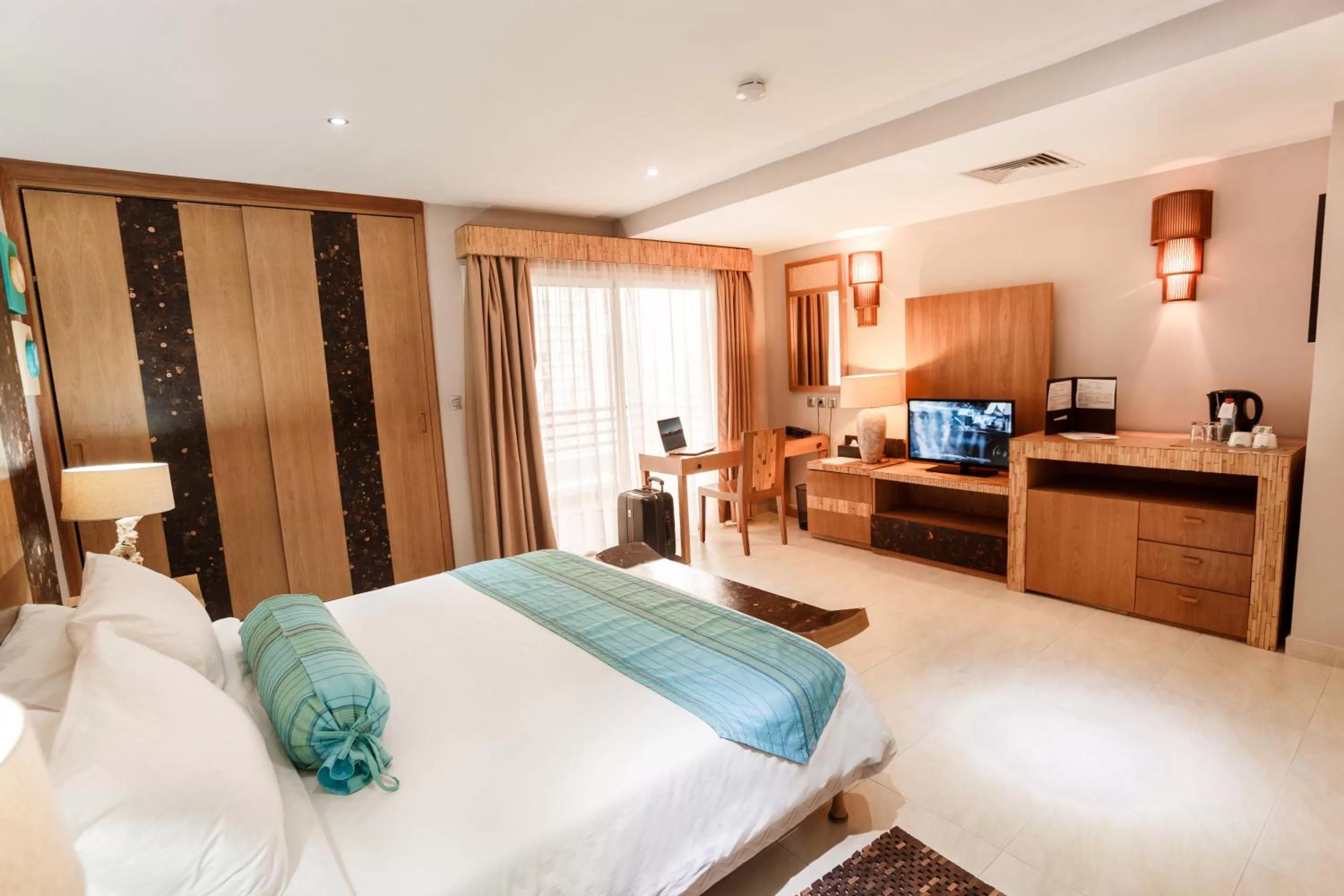 Bed in Calypso Hôtel