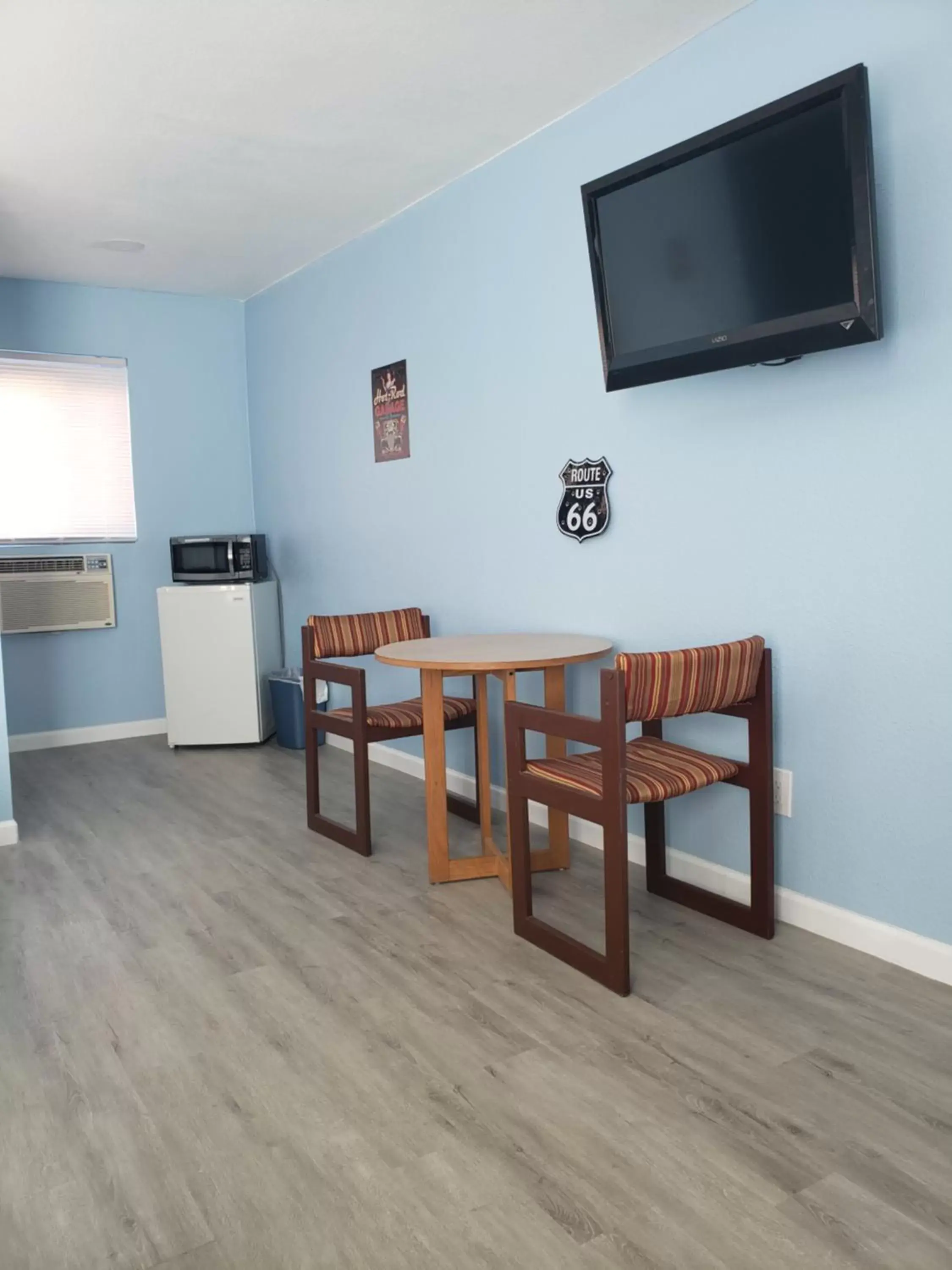 Seating area, TV/Entertainment Center in Deluxe Inn