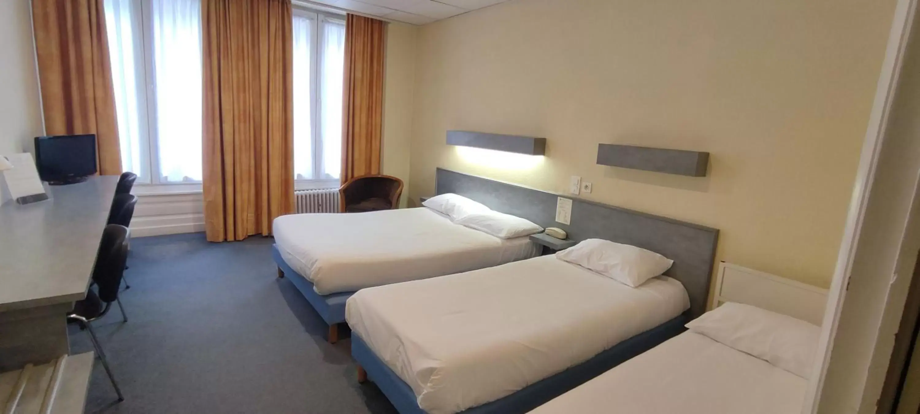 Bedroom, Bed in Hotelo Lyon Ainay
