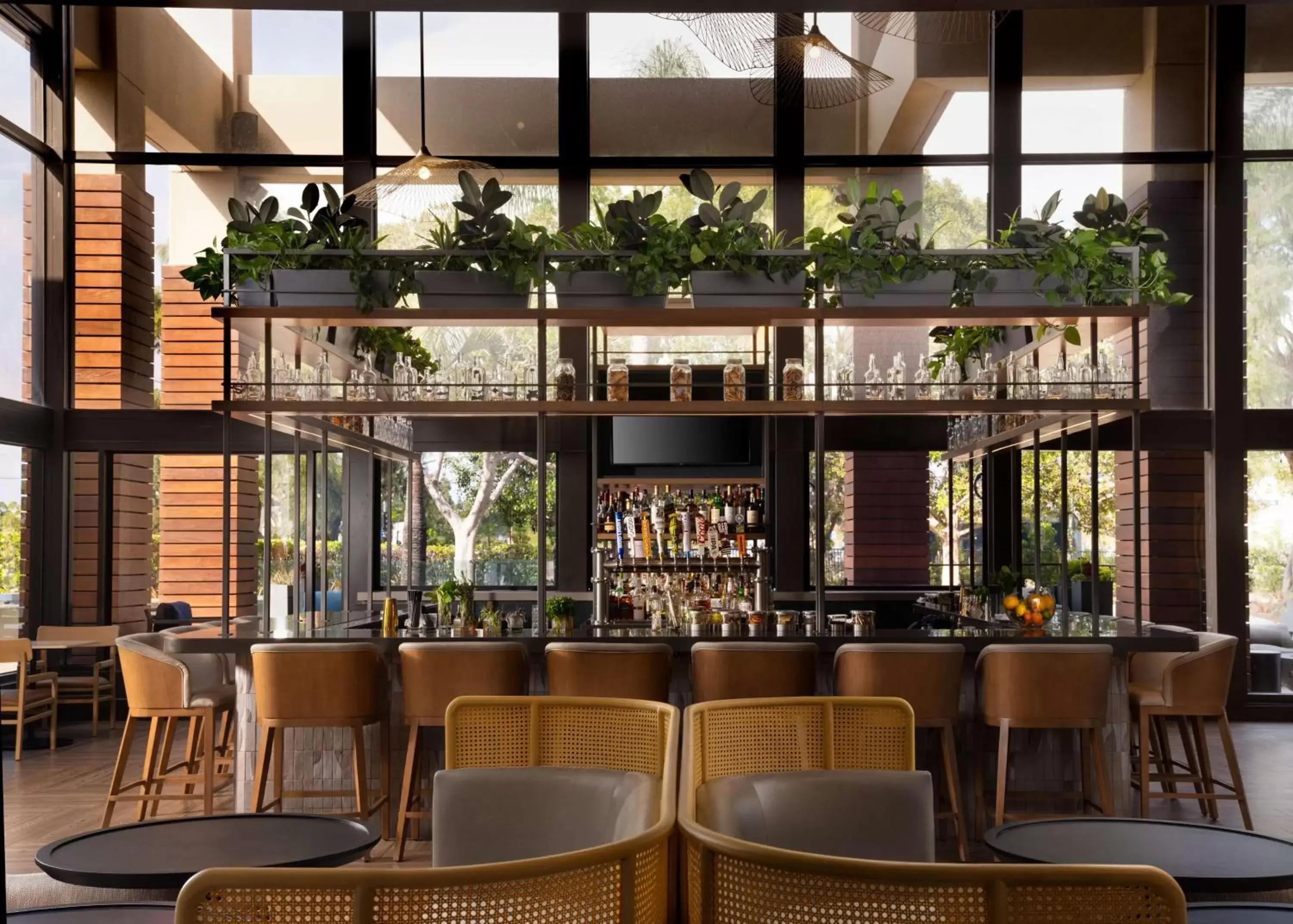 Lounge or bar, Lounge/Bar in Hotel Fera Anaheim, a DoubleTree by Hilton Hotel