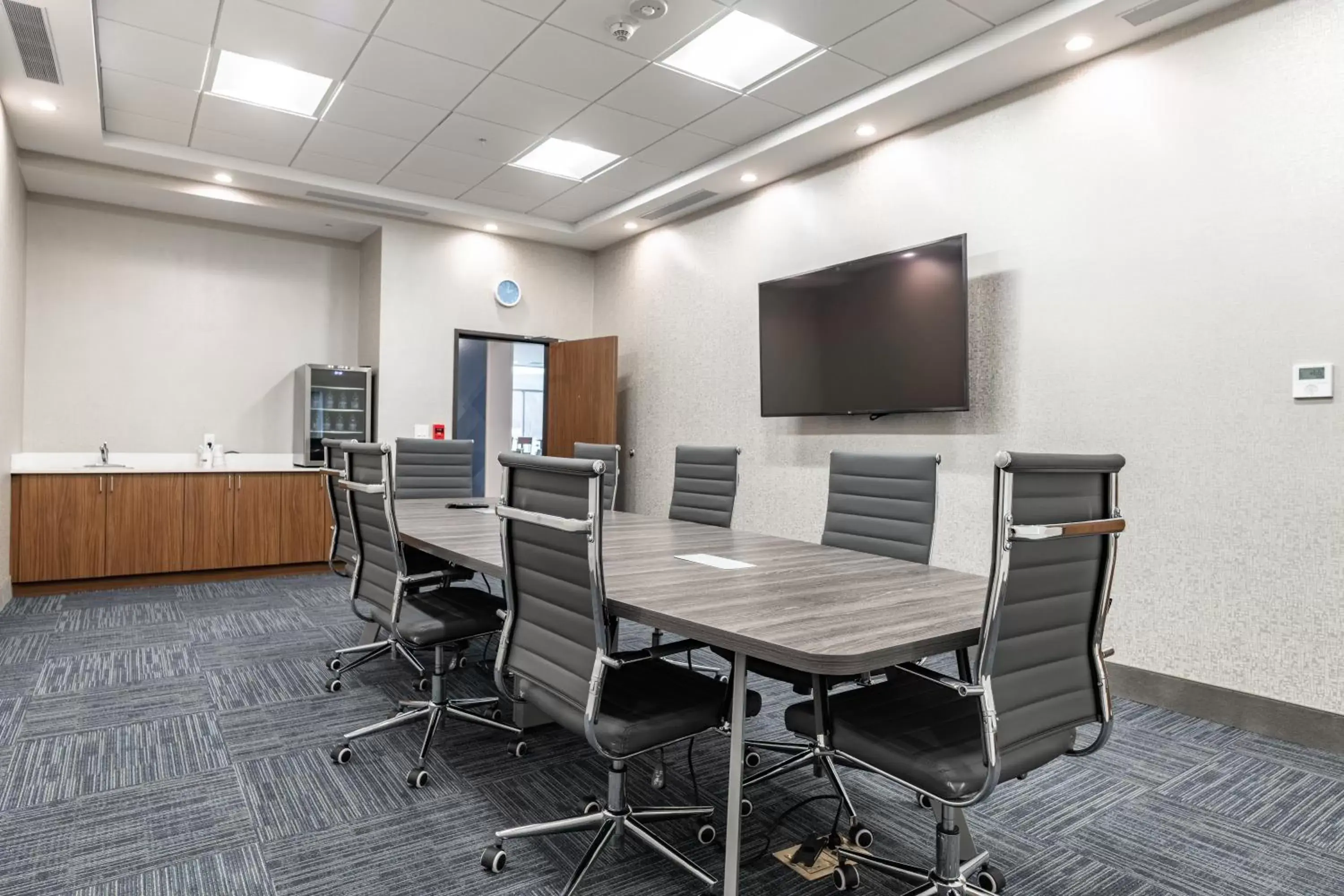 Meeting/conference room in Holiday Inn Express & Suites - Moundsville, an IHG Hotel
