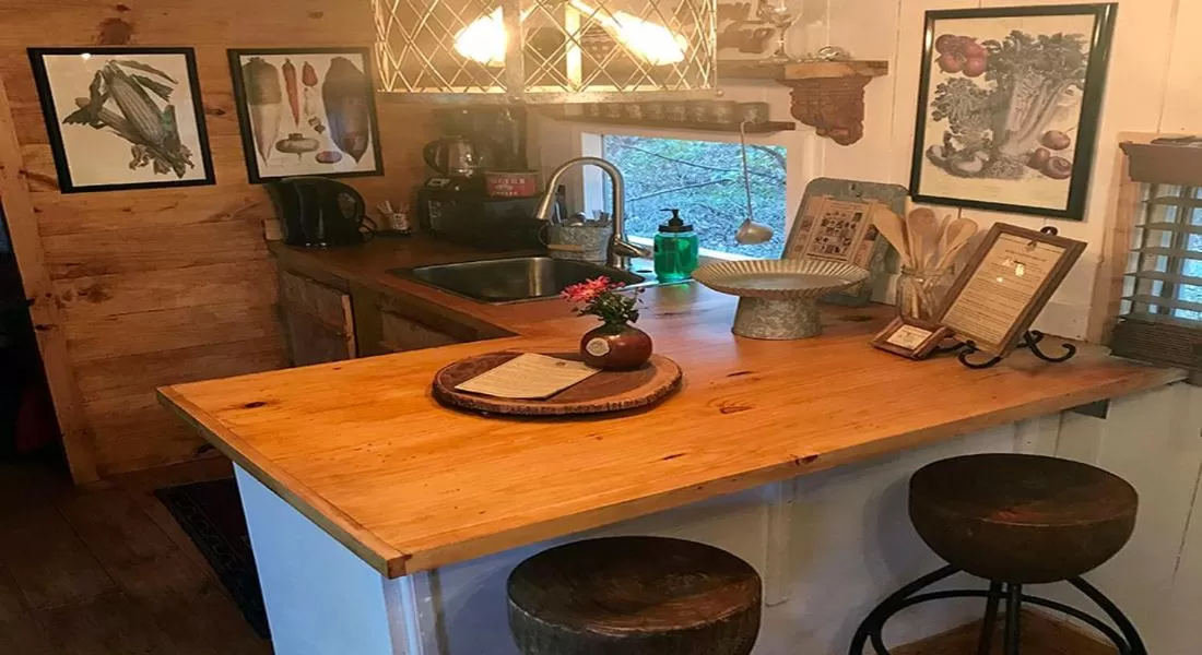 Dining area in Country Woods Inn