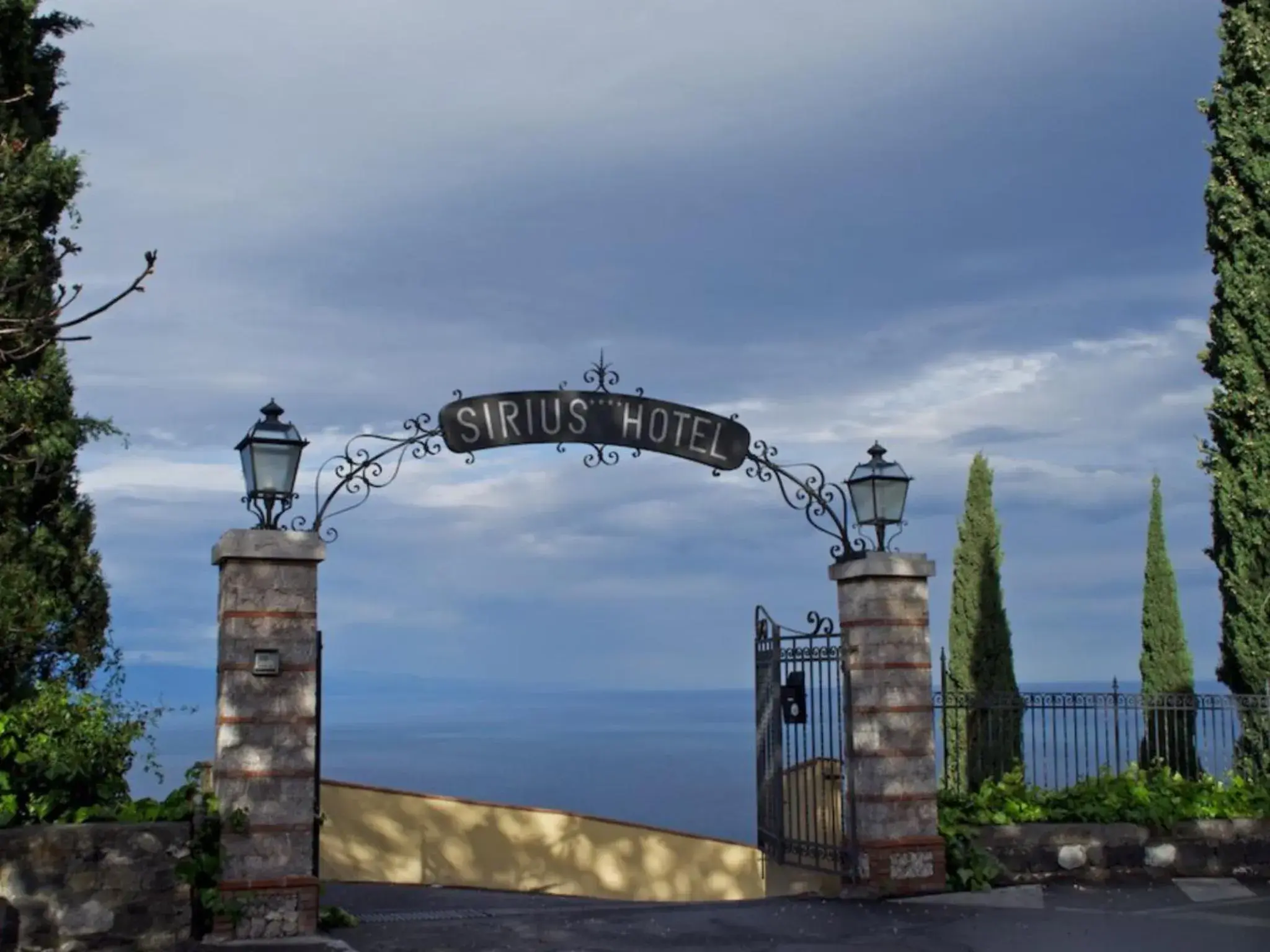 Facade/entrance in Hotel Sirius