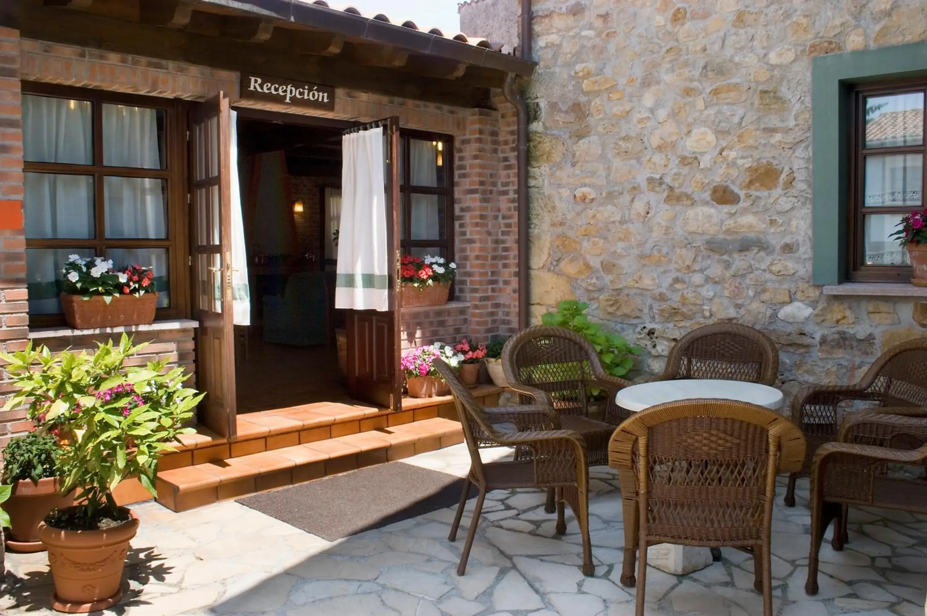 Facade/entrance in Hotel Rural Entremontes