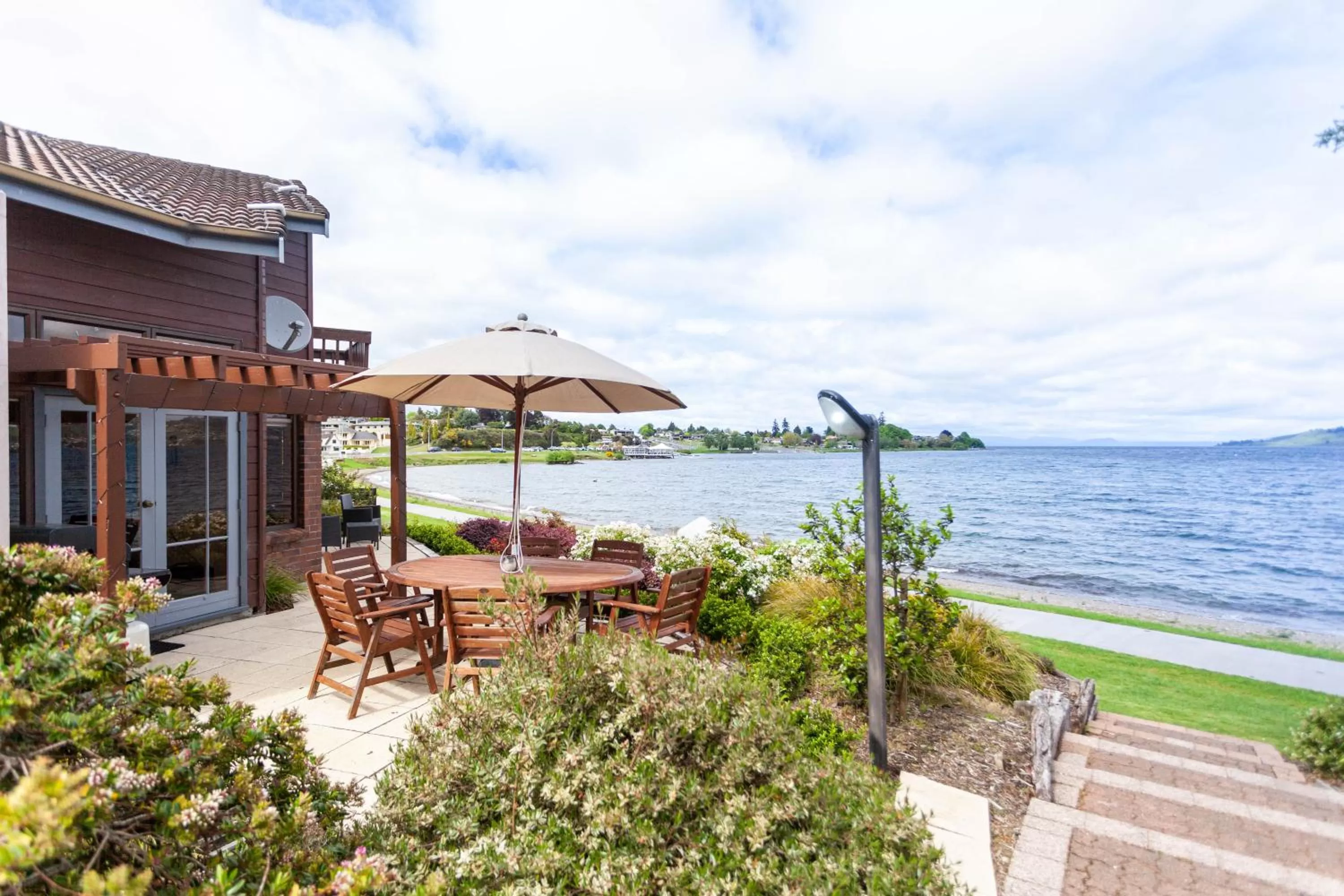 Lakefront Unit in Cascades Lakefront Motel