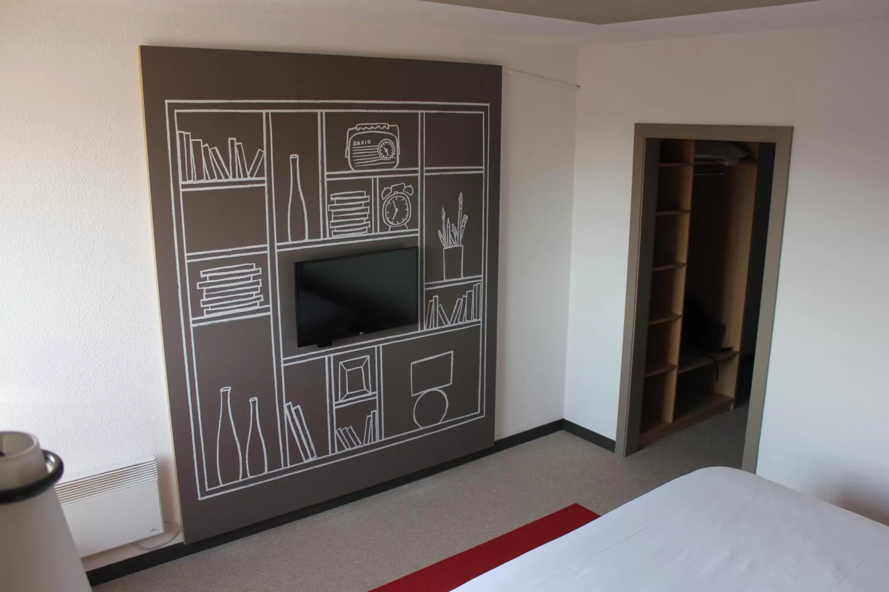 TV and multimedia, TV/Entertainment Center in ibis Mons Centre Gare