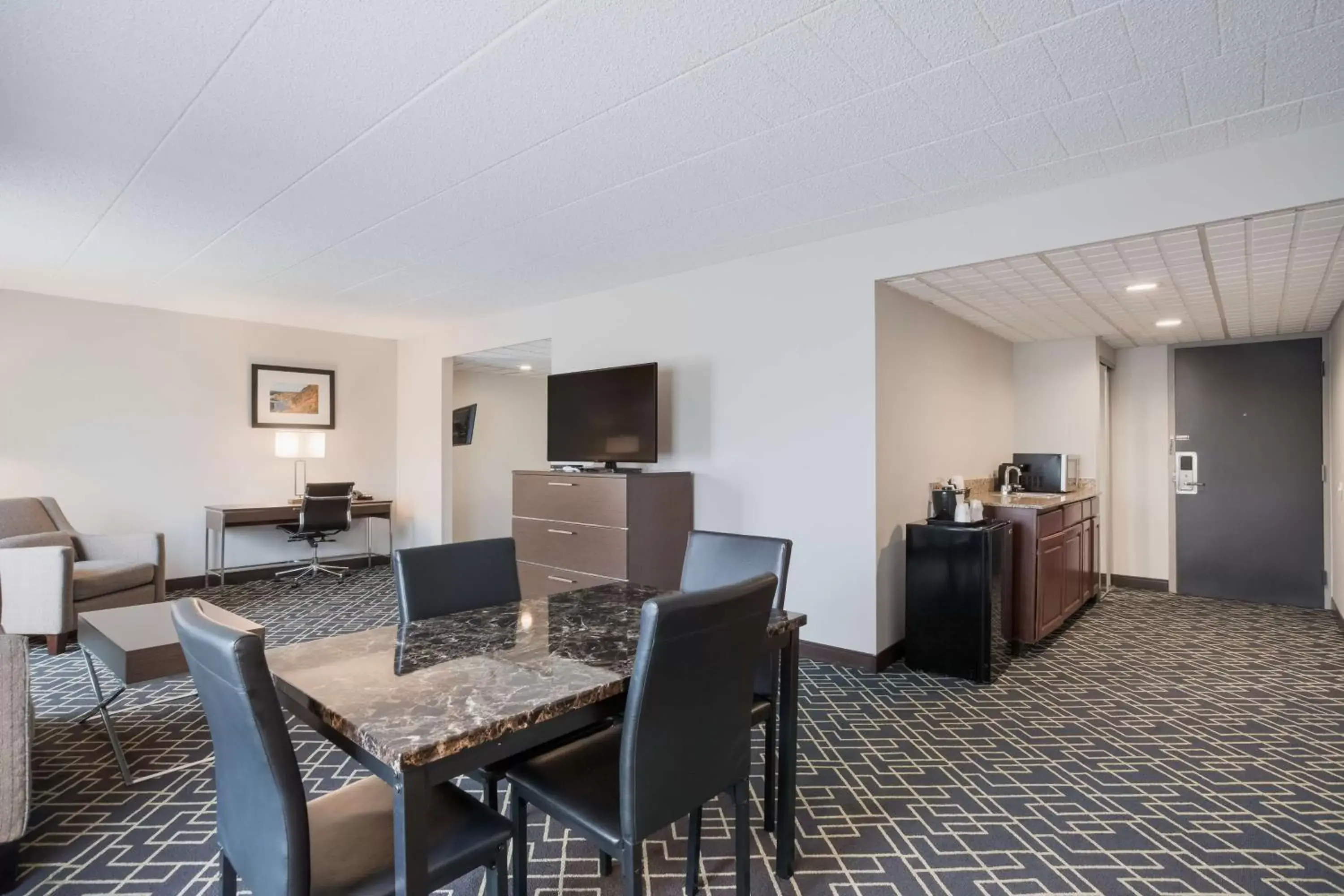 Bedroom, Dining Area in Best Western Hunt's Landing Hotel Matamoras Milford