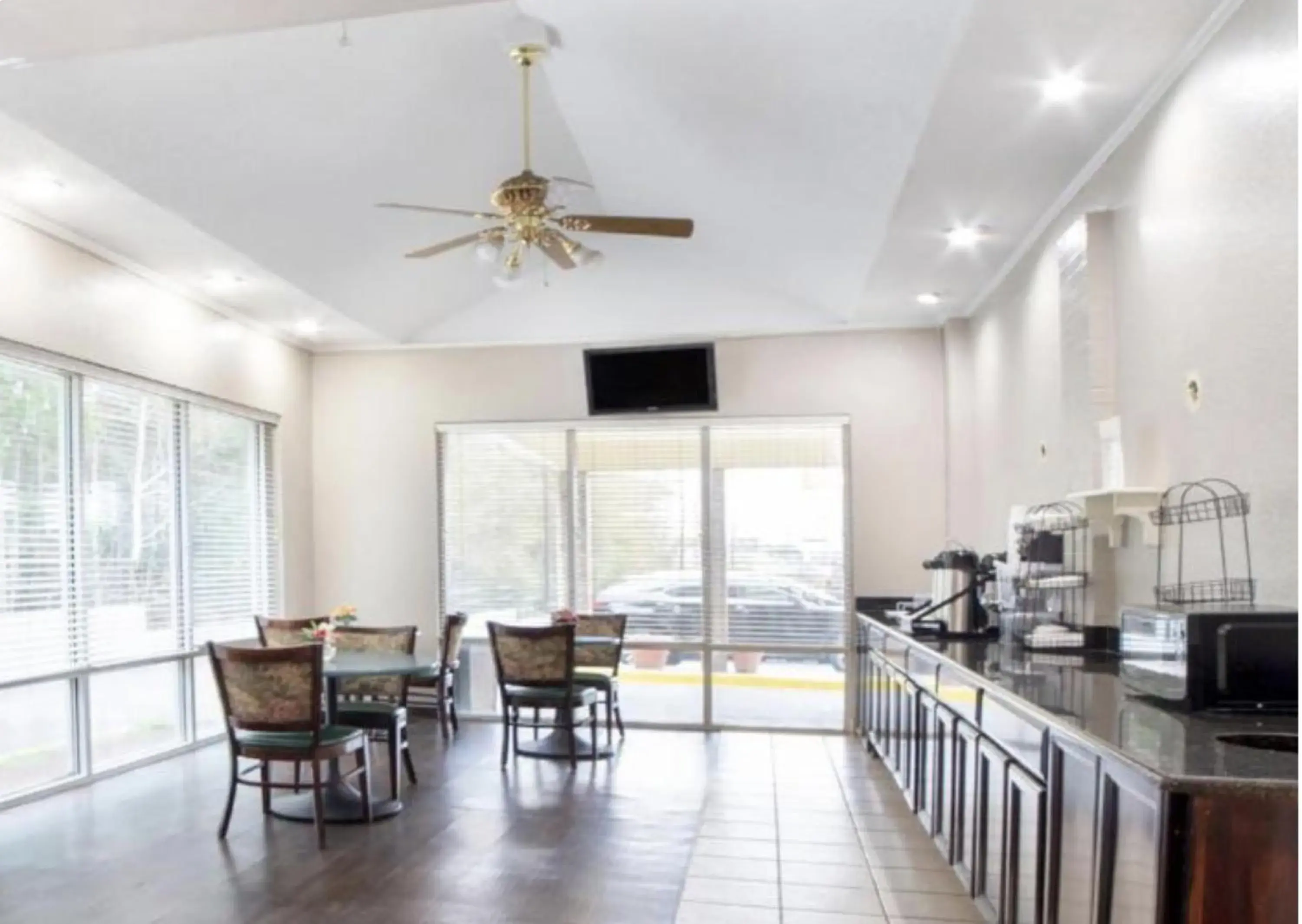 Seating area, Restaurant/Places to Eat in Rodeway Inn