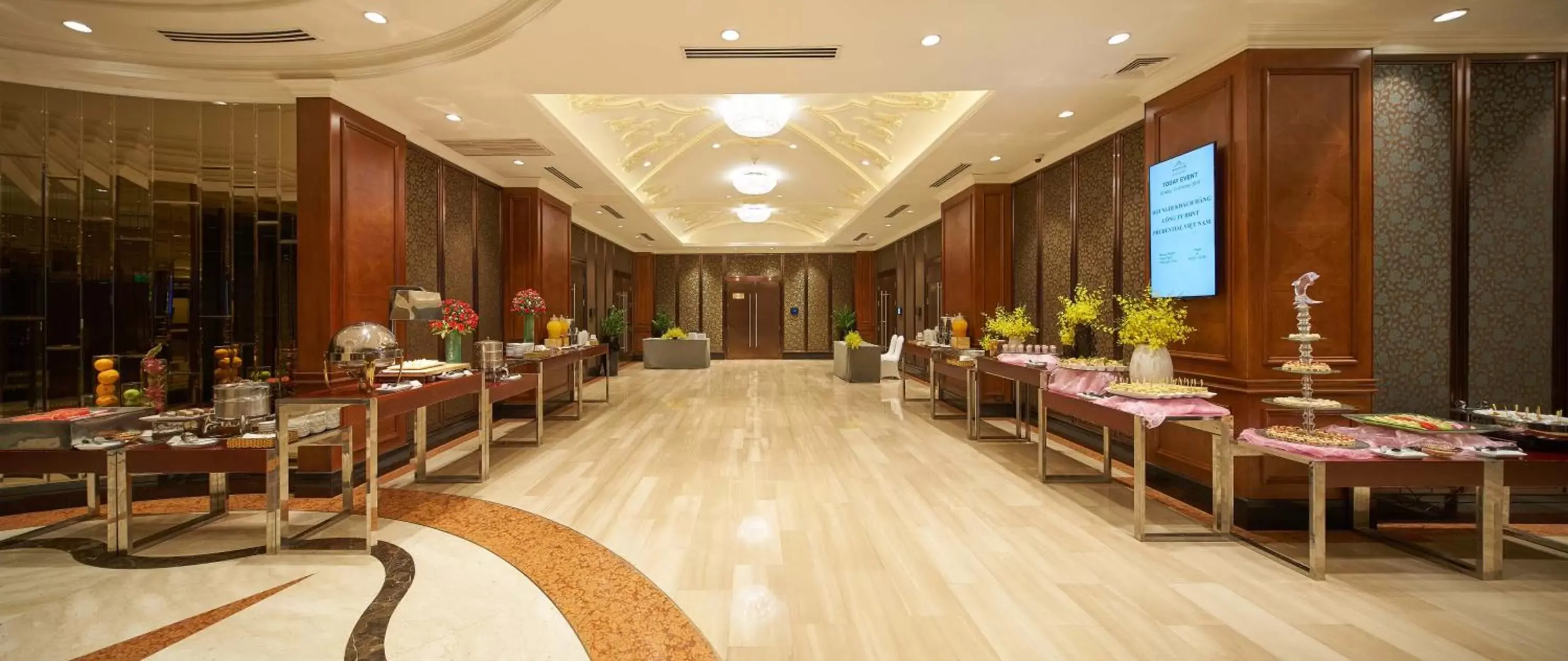 Meeting/conference room, Restaurant/Places to Eat in Windsor Plaza Hotel